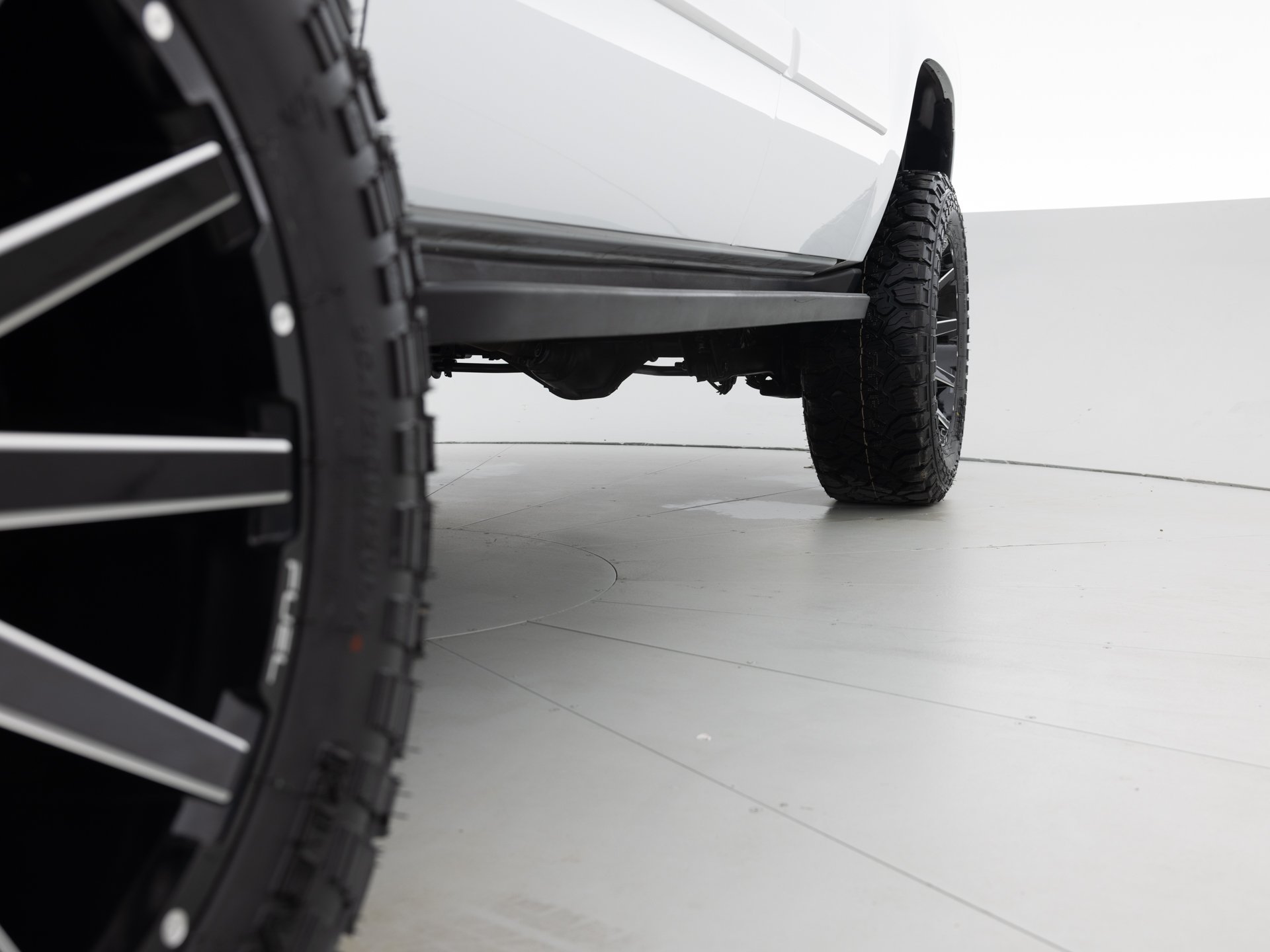 white chevrolet suburban lt 14