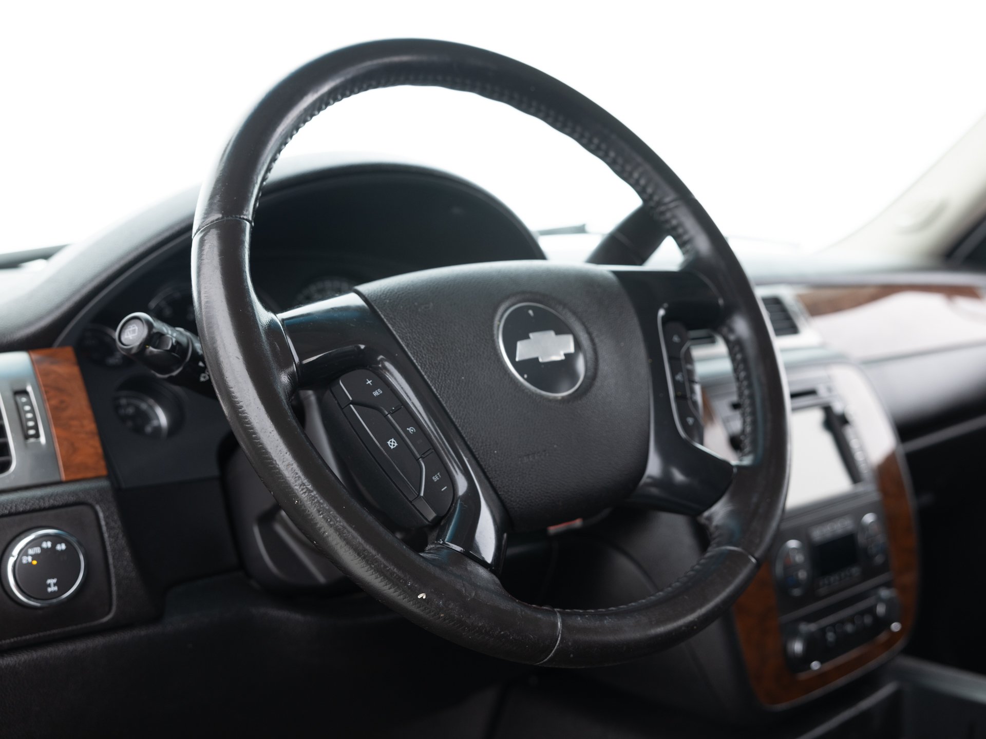 white chevrolet suburban lt 19