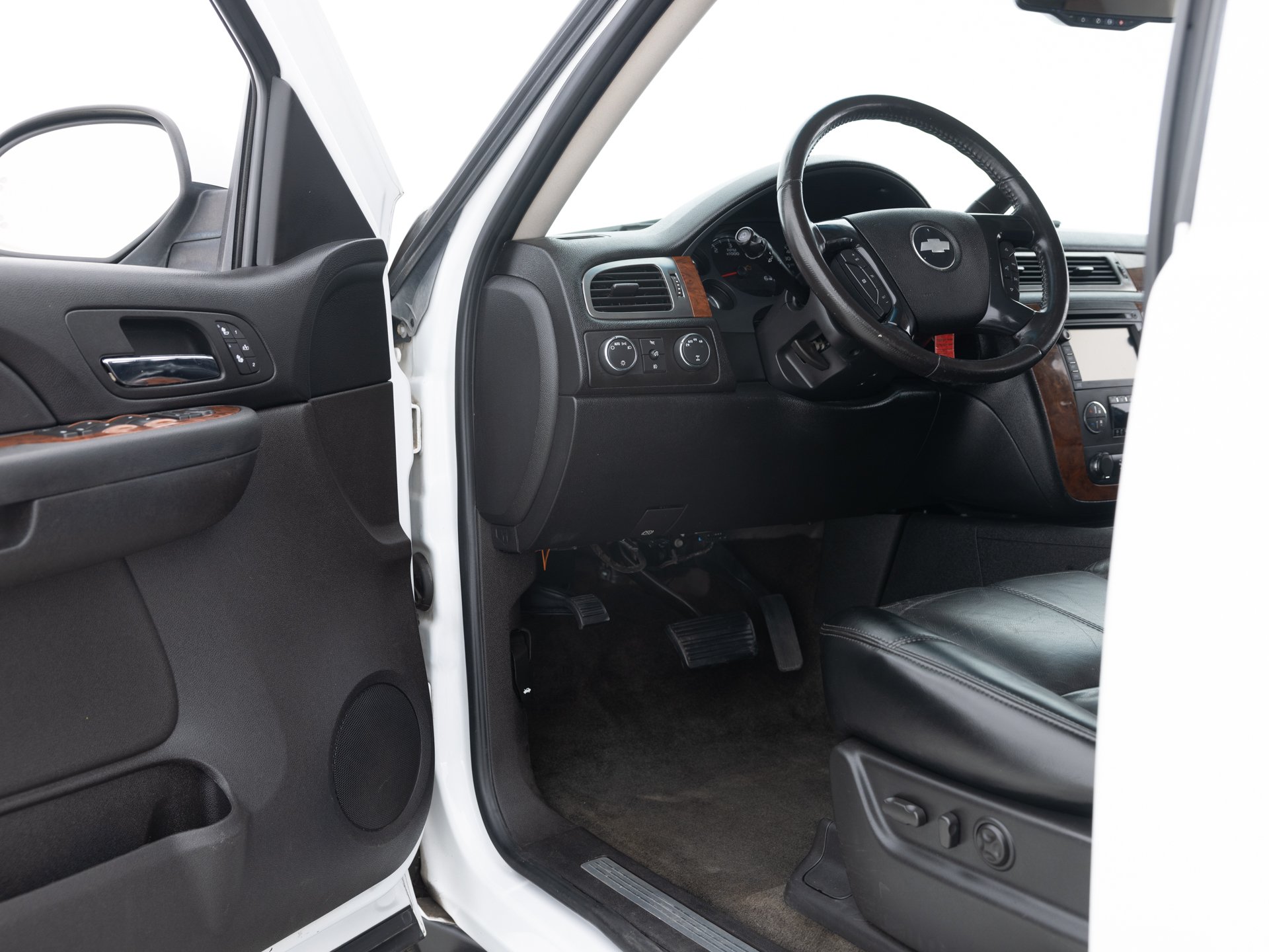 white chevrolet suburban lt 20