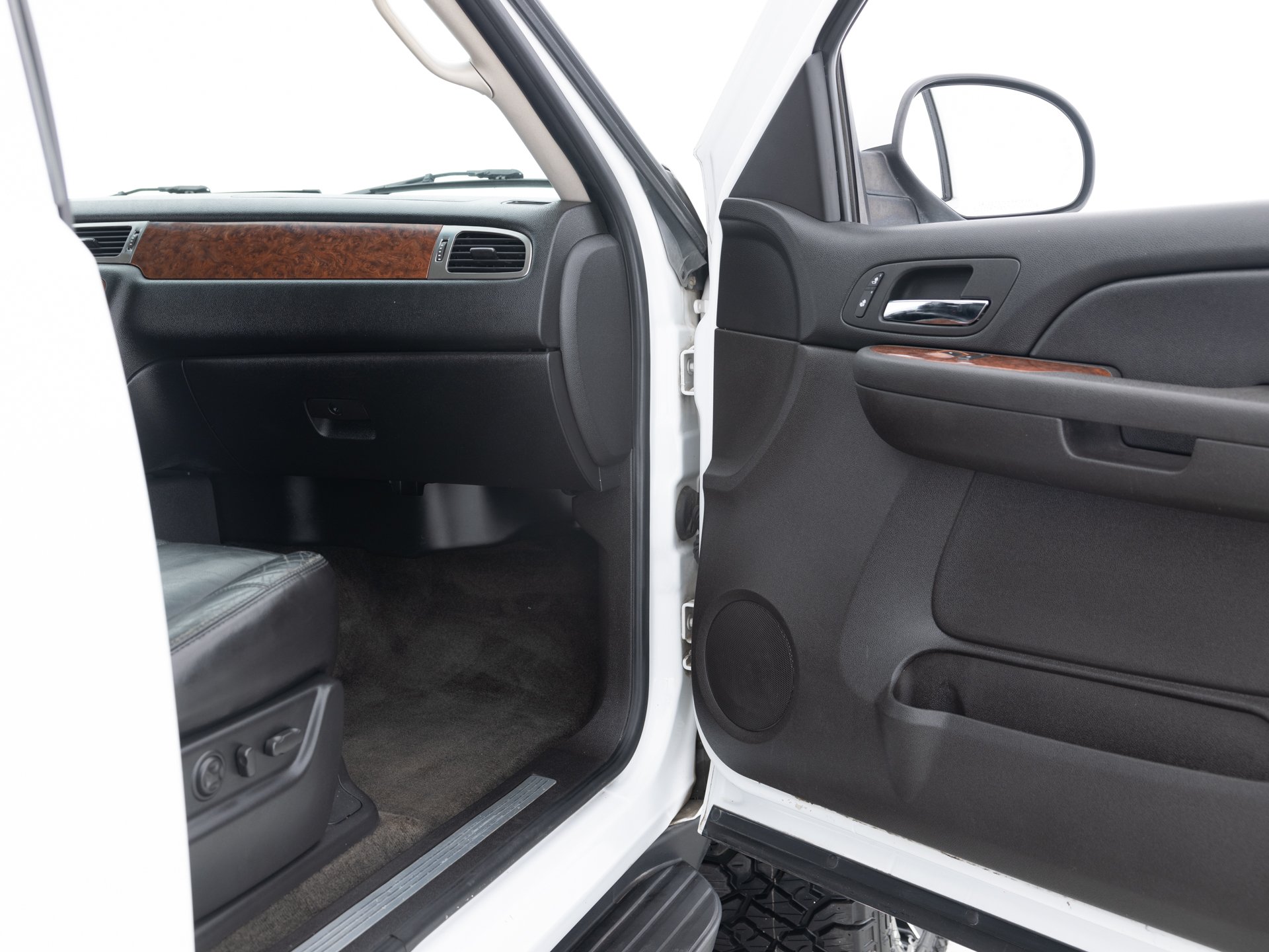 white chevrolet suburban lt 24