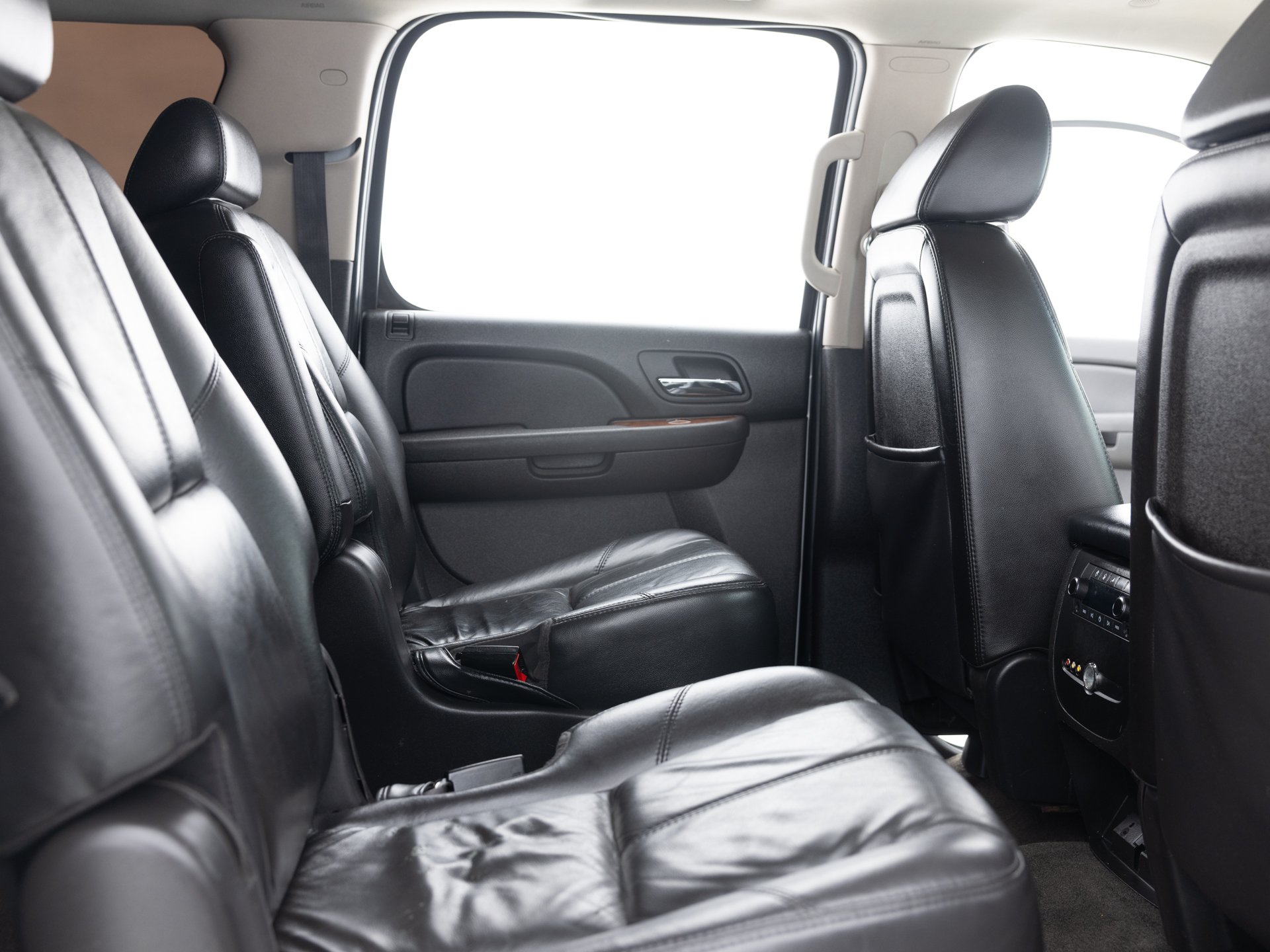 white chevrolet suburban lt 25