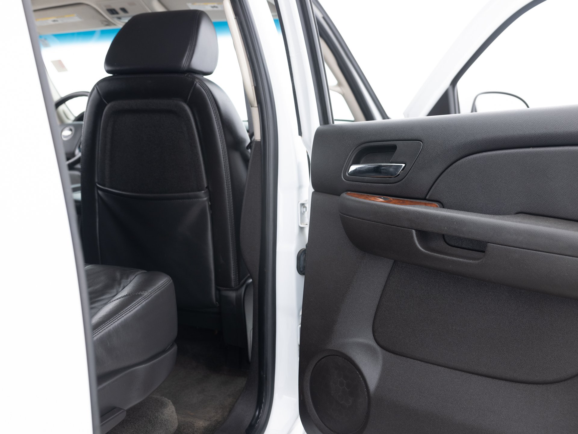white chevrolet suburban lt 26