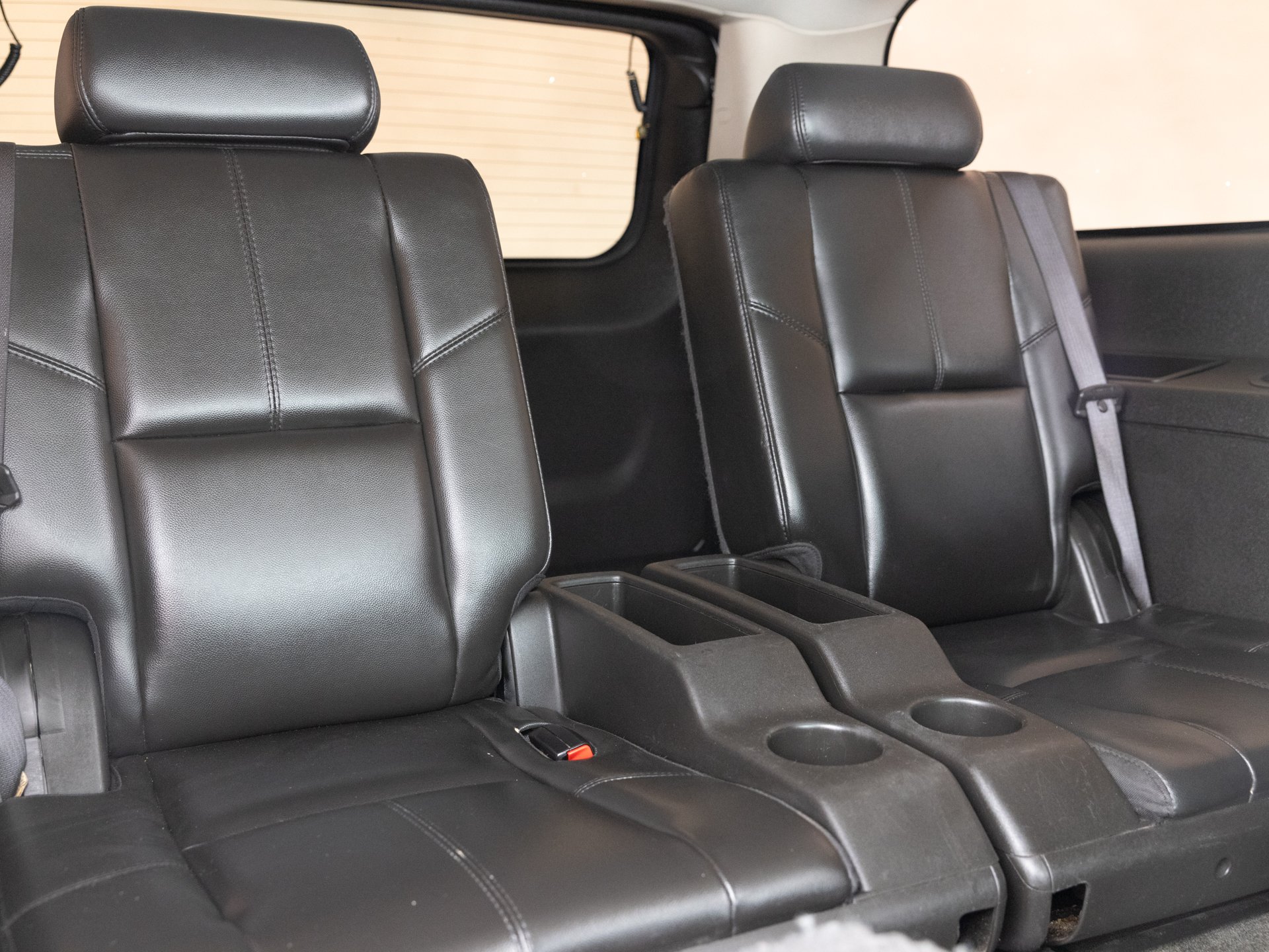 white chevrolet suburban lt 27