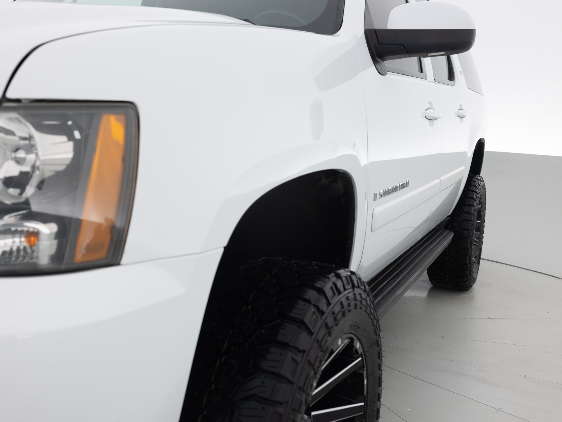 white chevrolet suburban lt 3