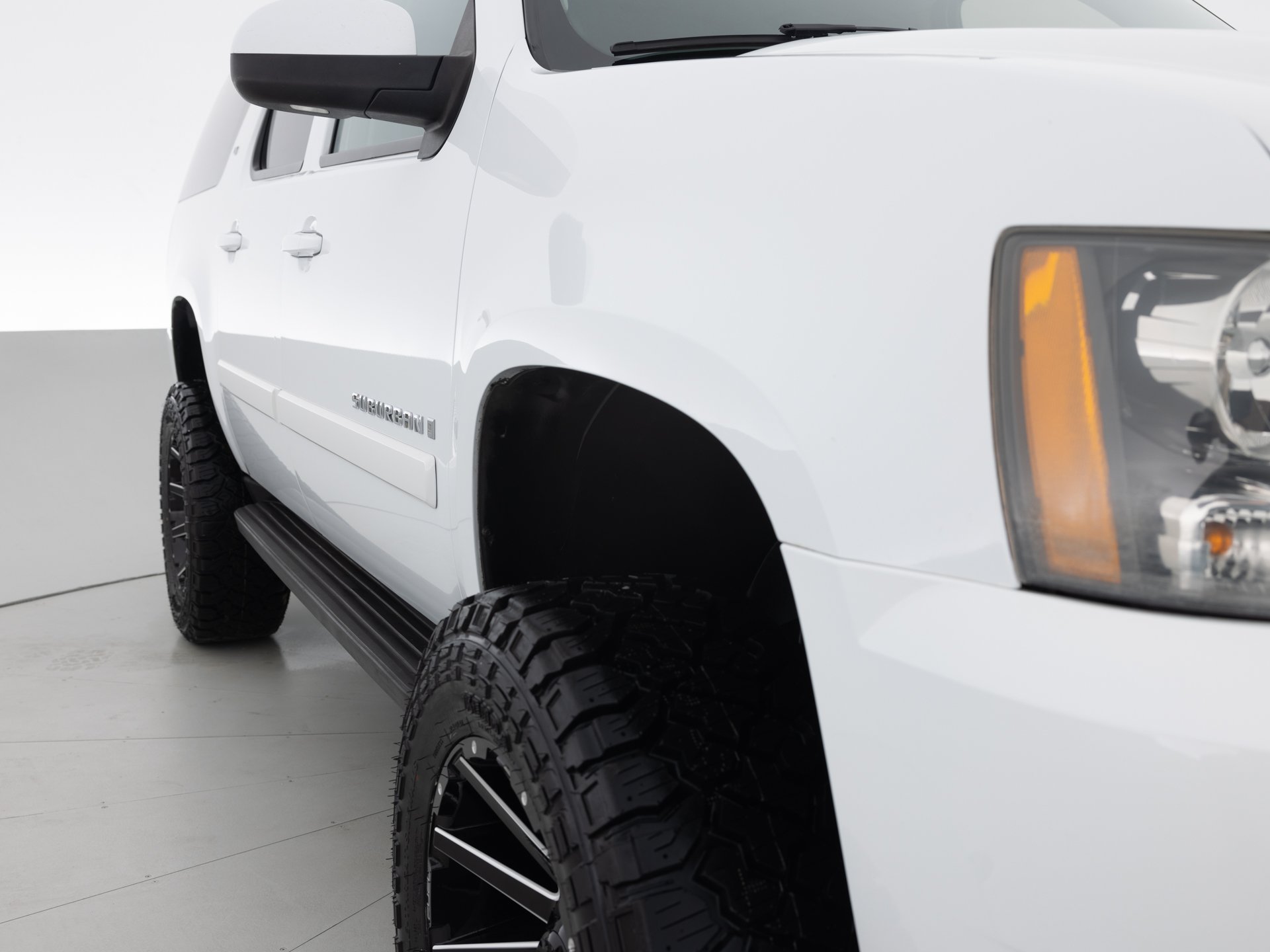 white chevrolet suburban lt 4
