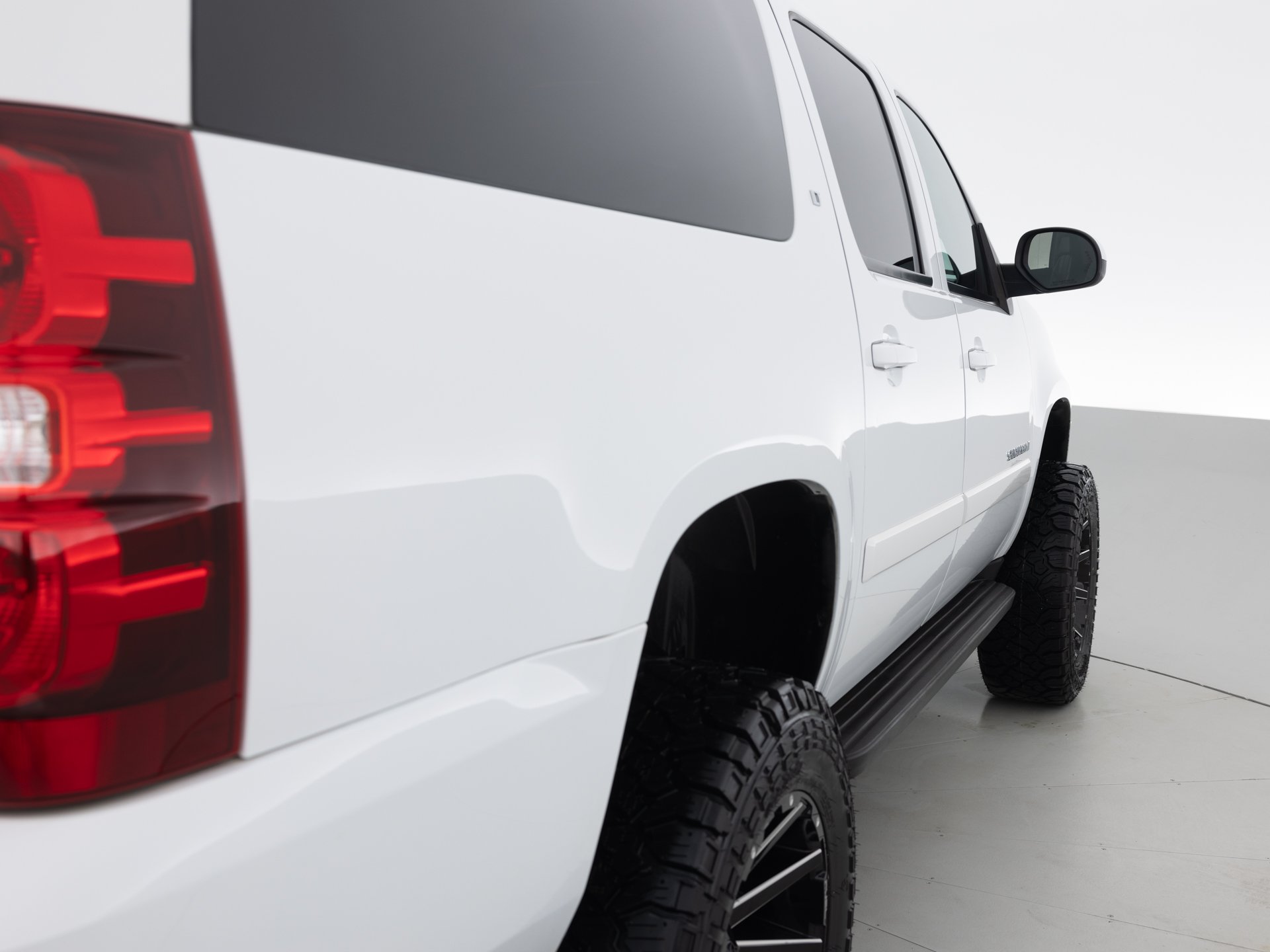 white chevrolet suburban lt 5