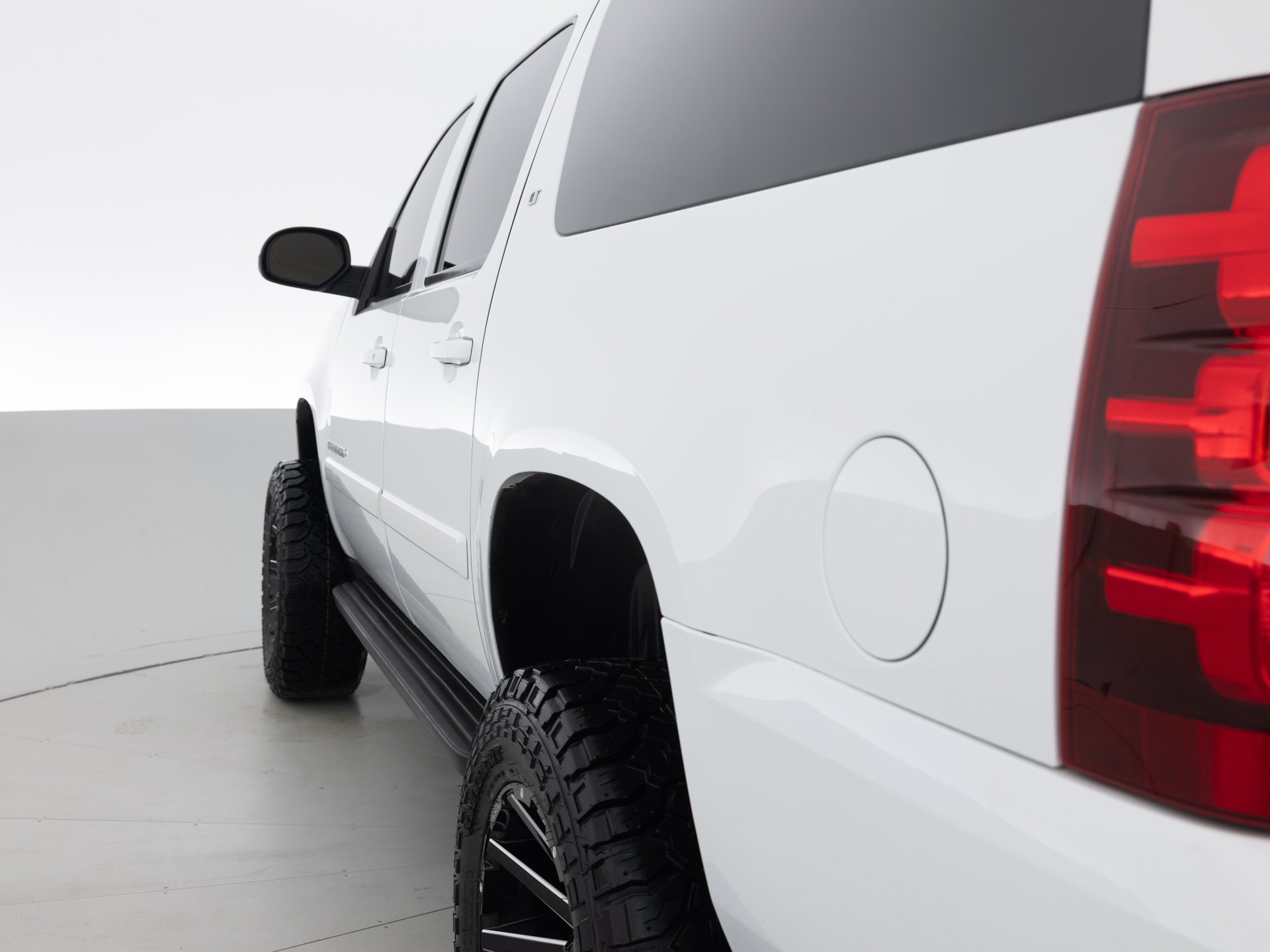 white chevrolet suburban lt 6