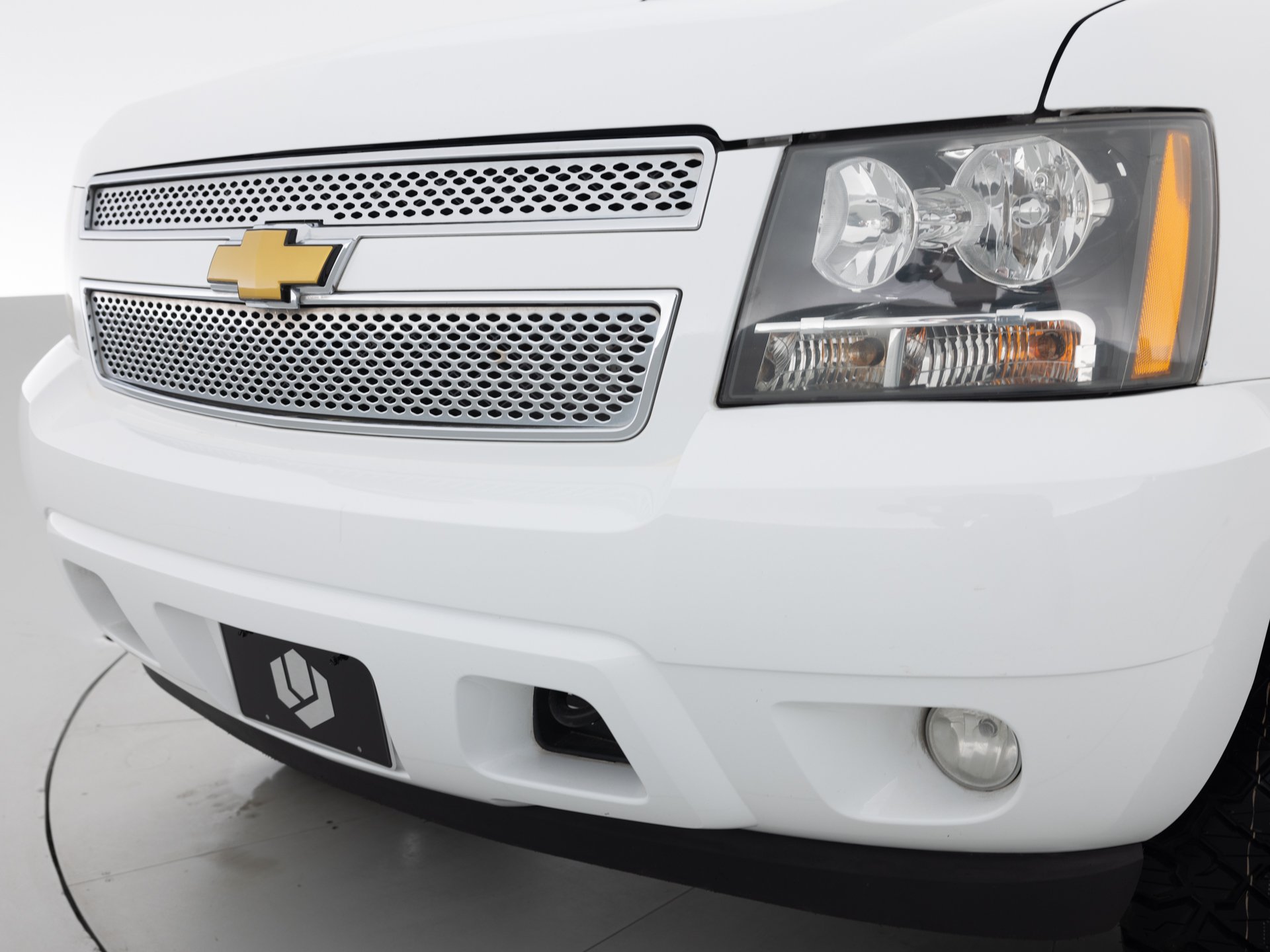 white chevrolet suburban lt 7