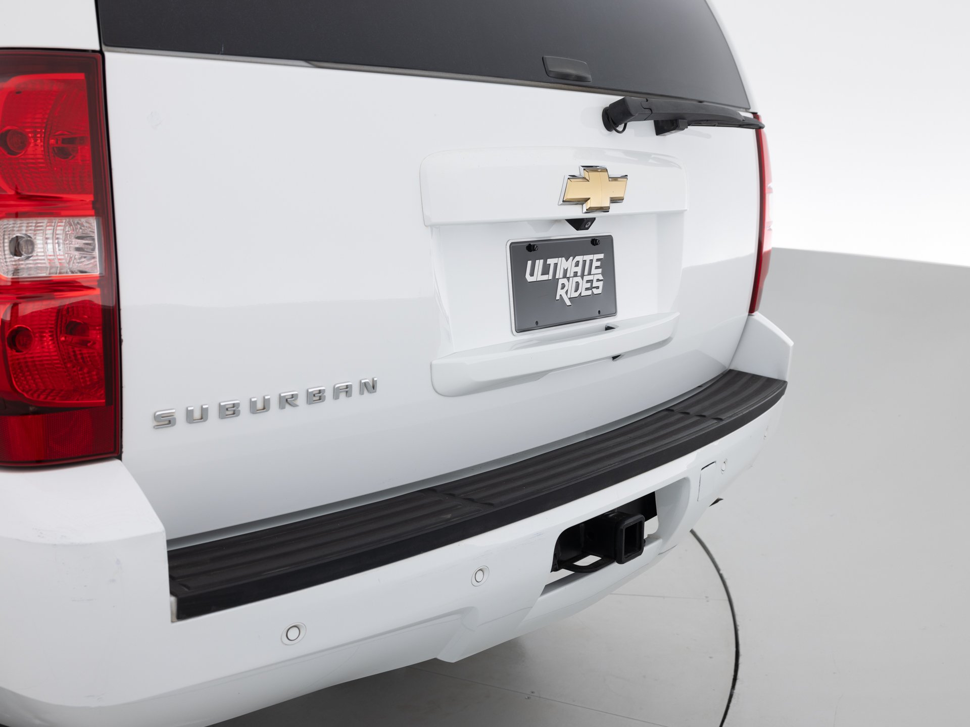 white chevrolet suburban lt 8