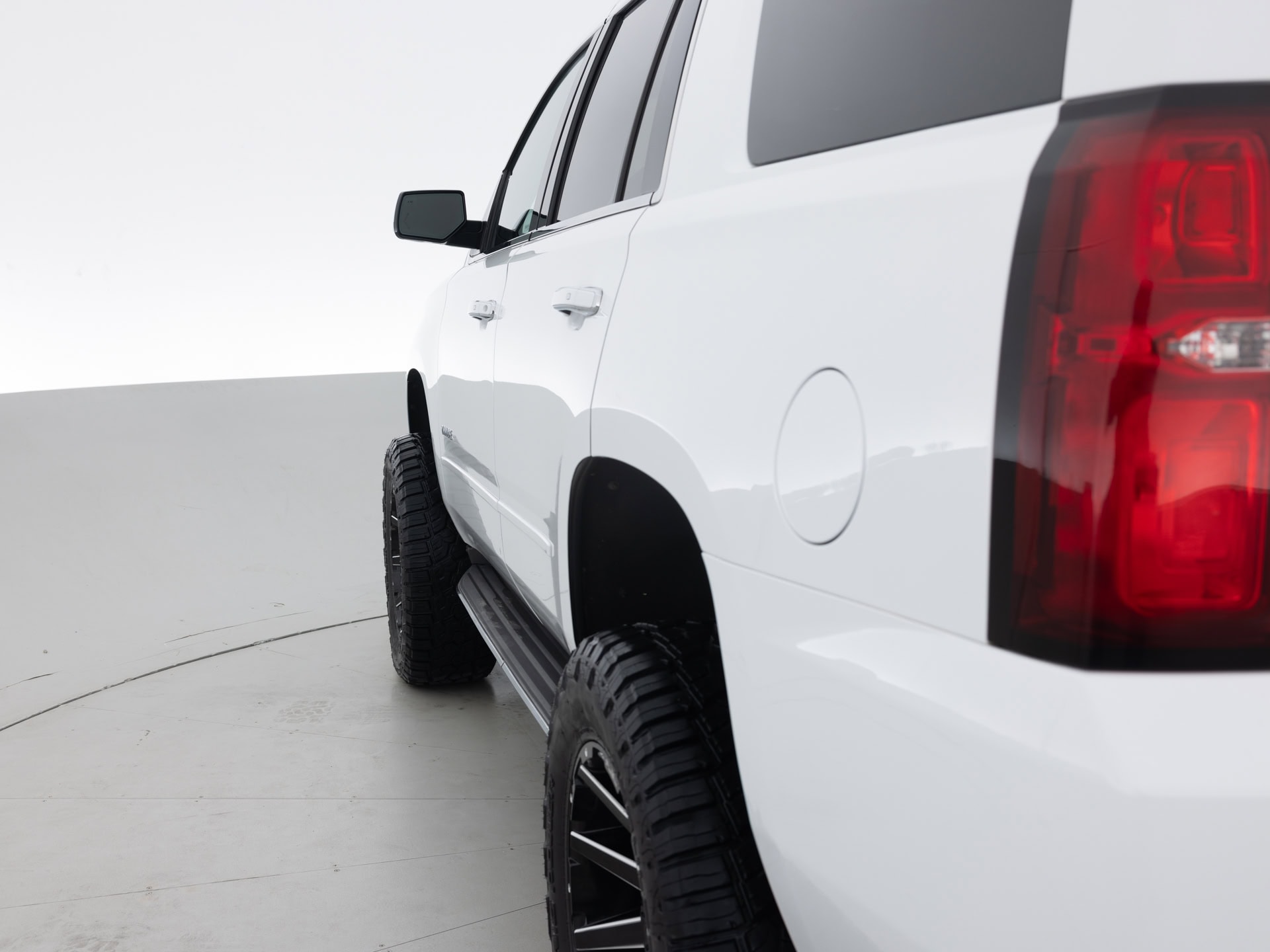 Used White Chevrolet Tahoe-6 for Sale