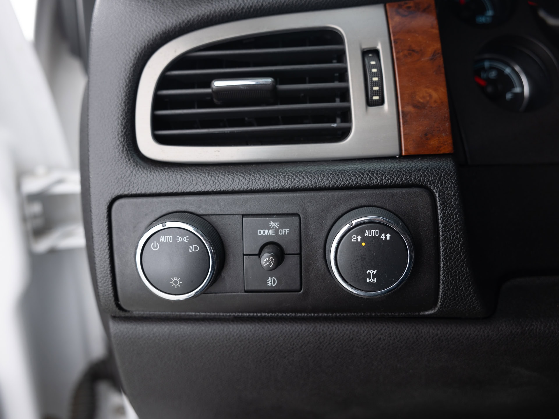 Used White Chevrolet Tahoe LTZ-28 for Sale