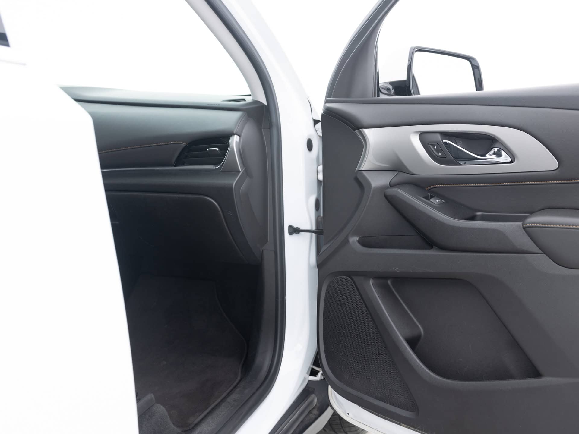 Used White Chevrolet Traverse-20 for Sale