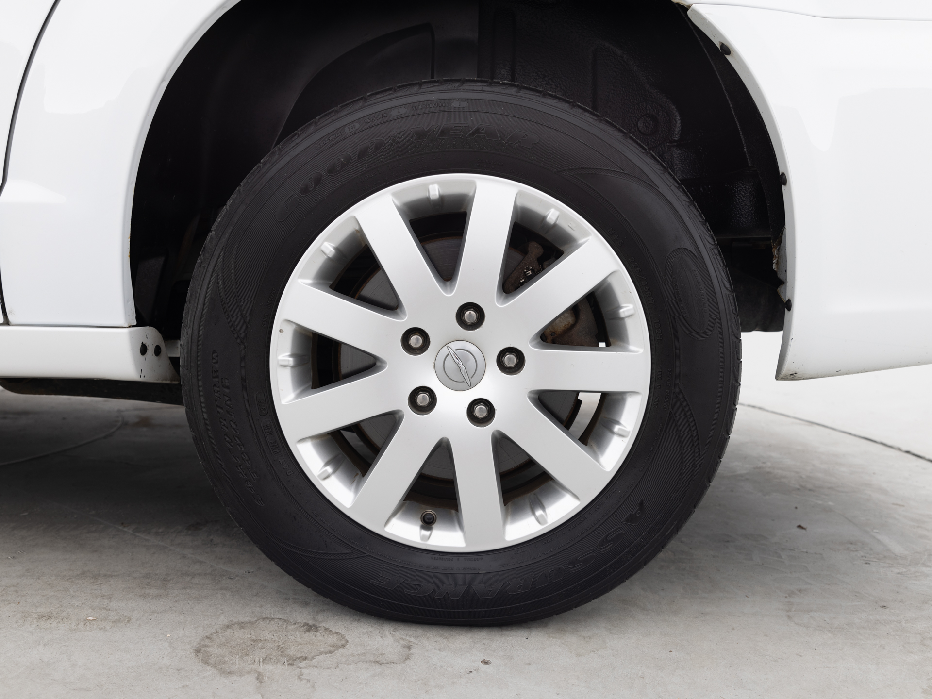 Used White Chyrsler Town & Country-10 for Sale