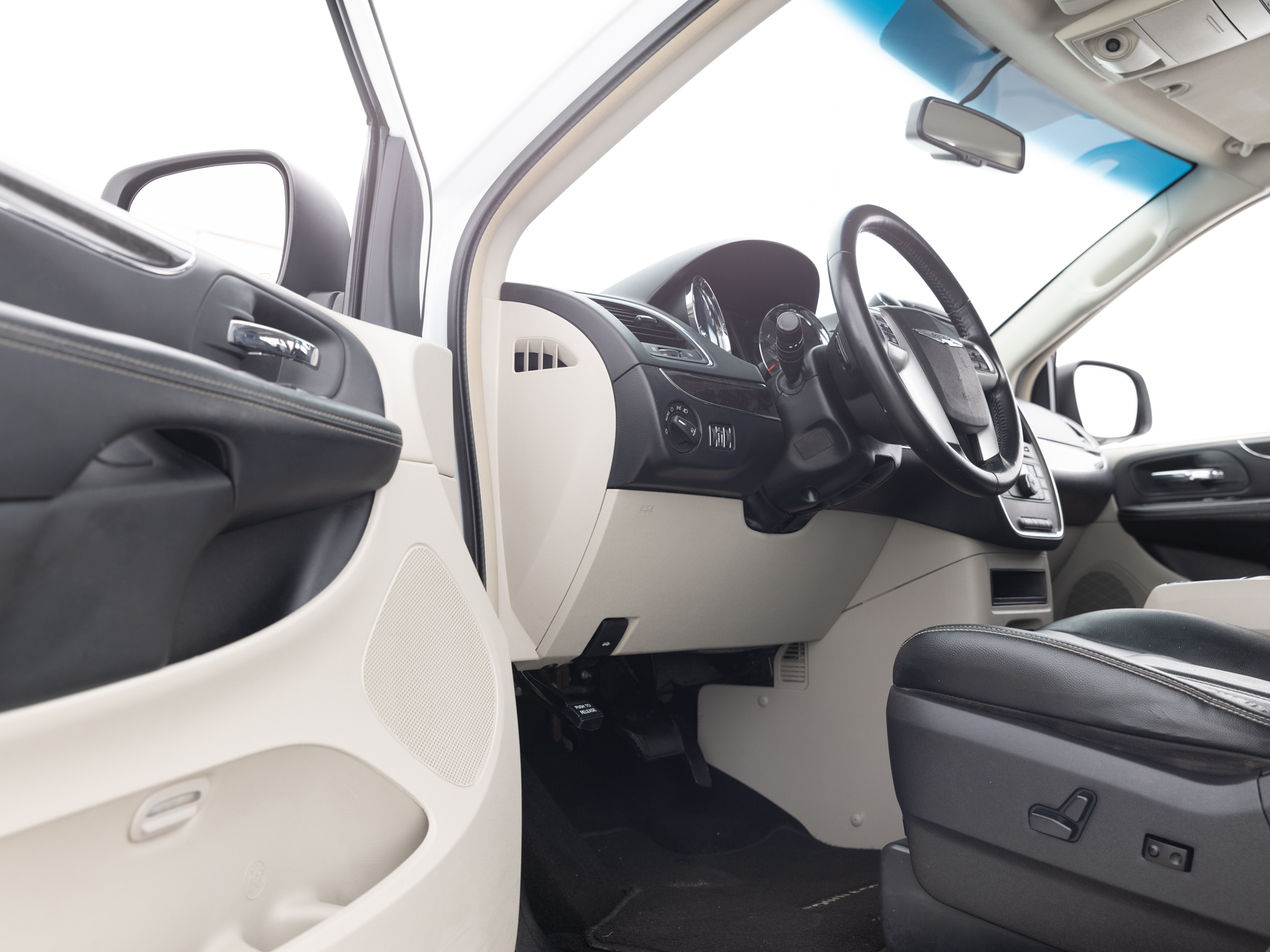 Used White Chyrsler Town & Country-16 for Sale