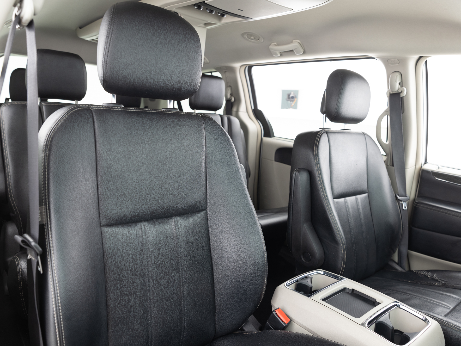 Used White Chyrsler Town & Country-18 for Sale
