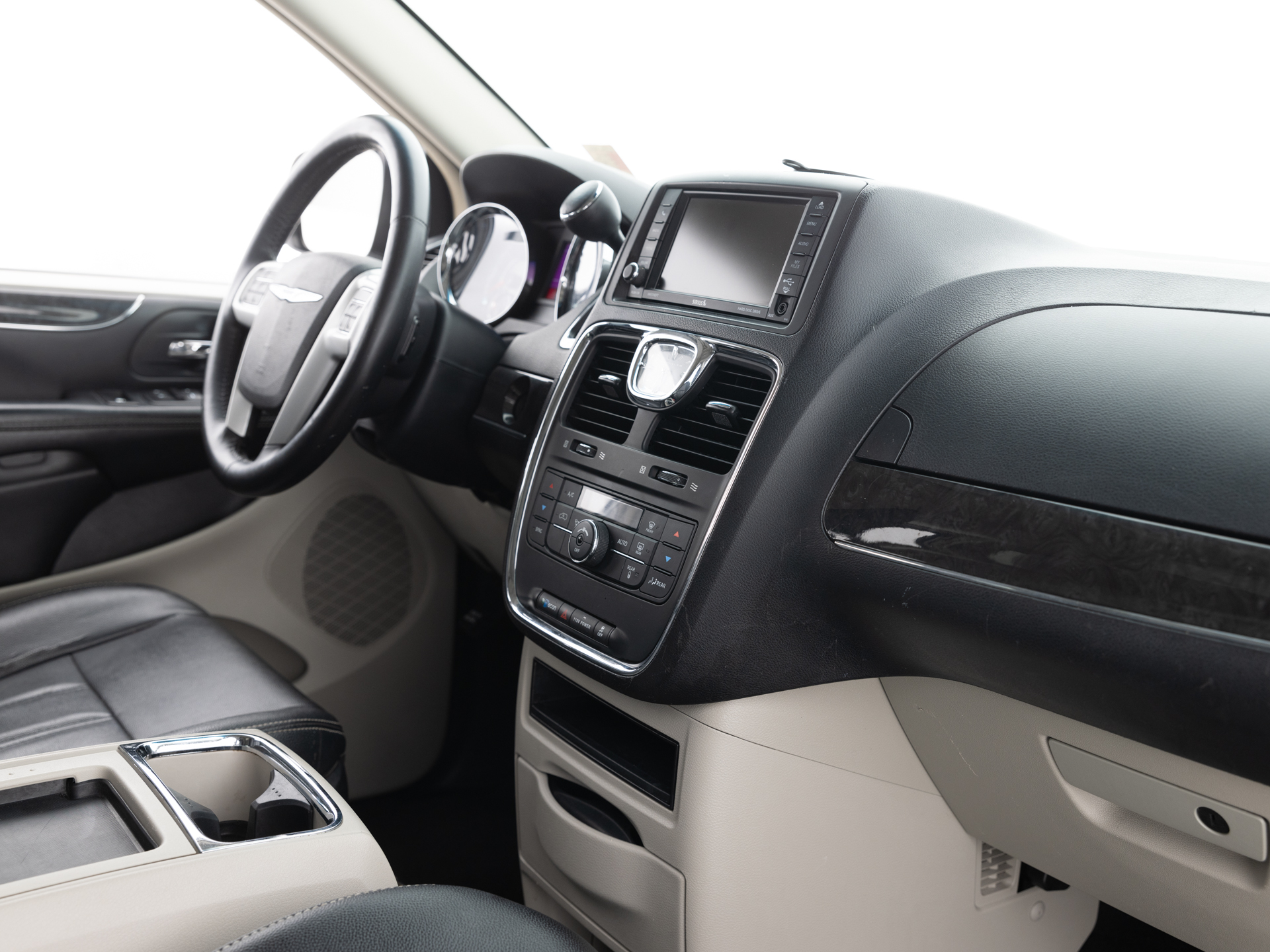 Used White Chyrsler Town & Country-19 for Sale