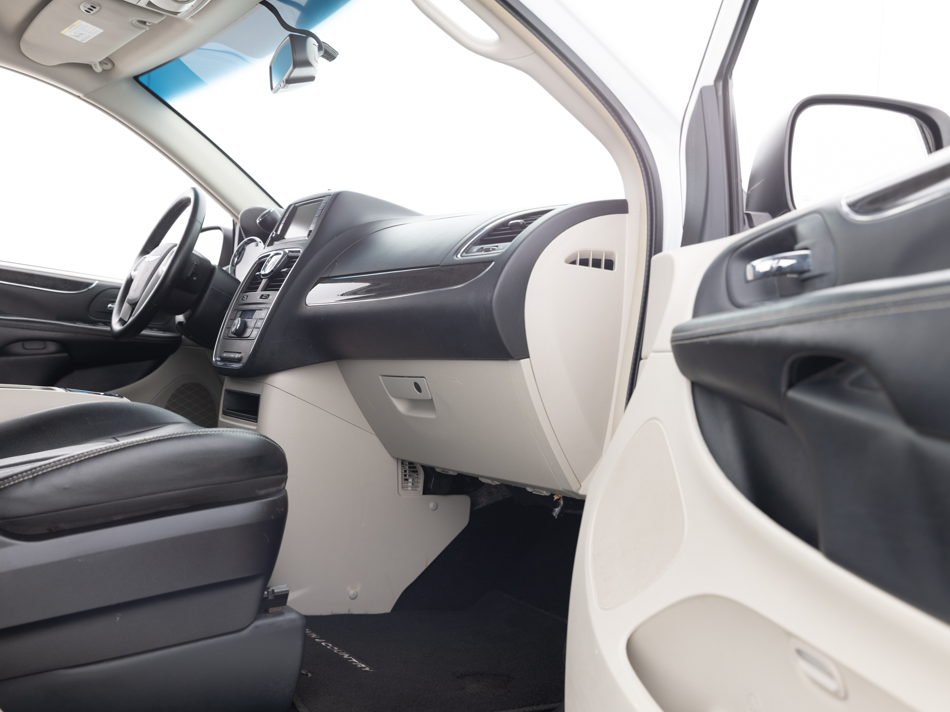 Used White Chyrsler Town & Country-20 for Sale