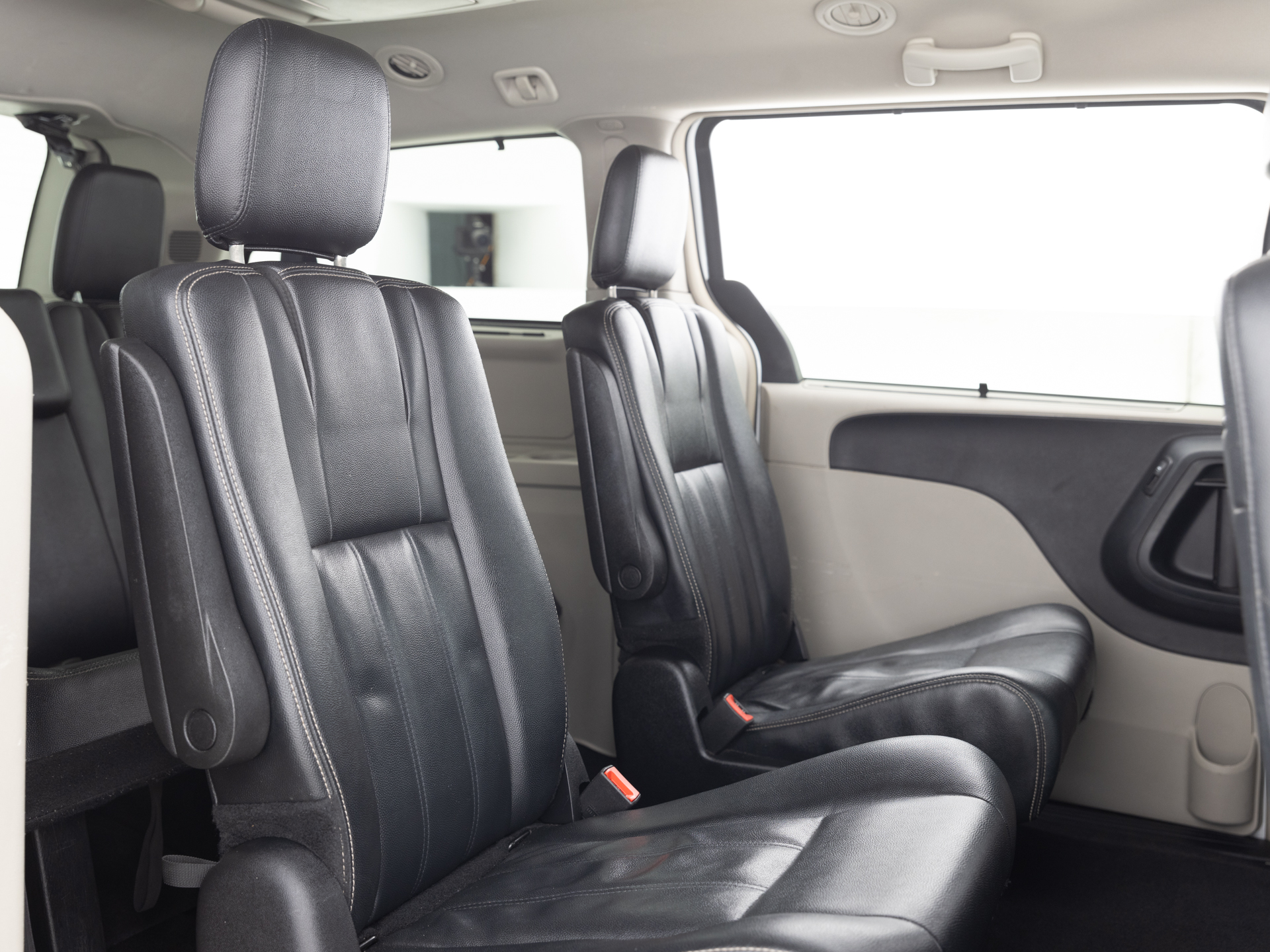 Used White Chyrsler Town & Country-21 for Sale