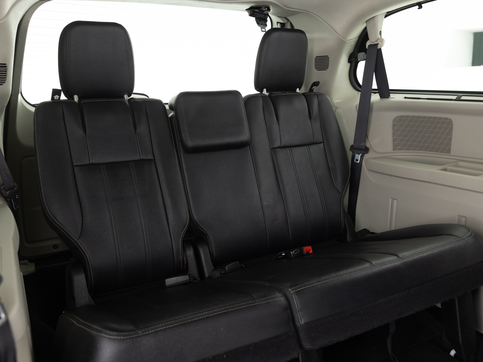 Used White Chyrsler Town & Country-22 for Sale