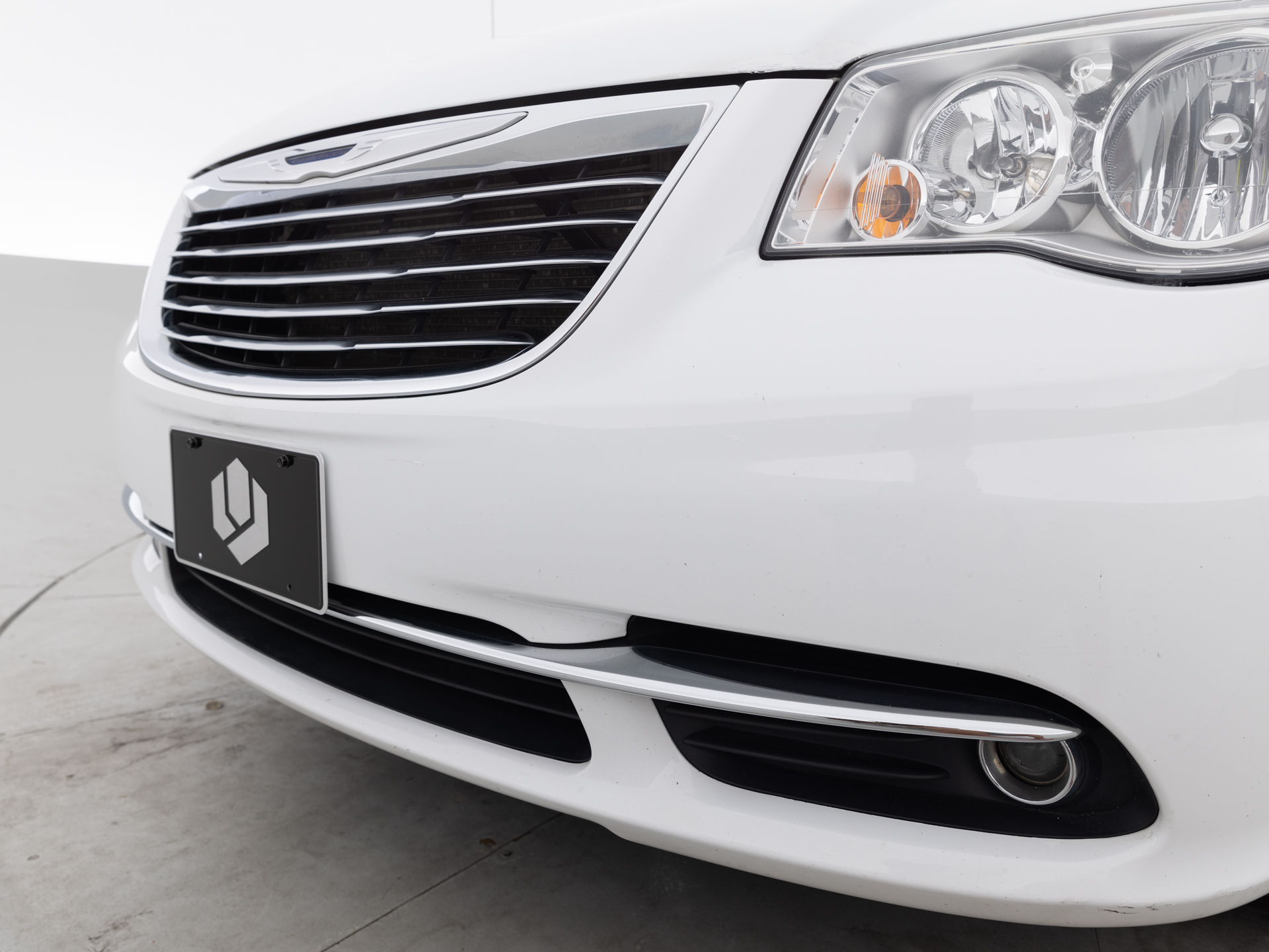 Used White Chyrsler Town & Country-8 for Sale