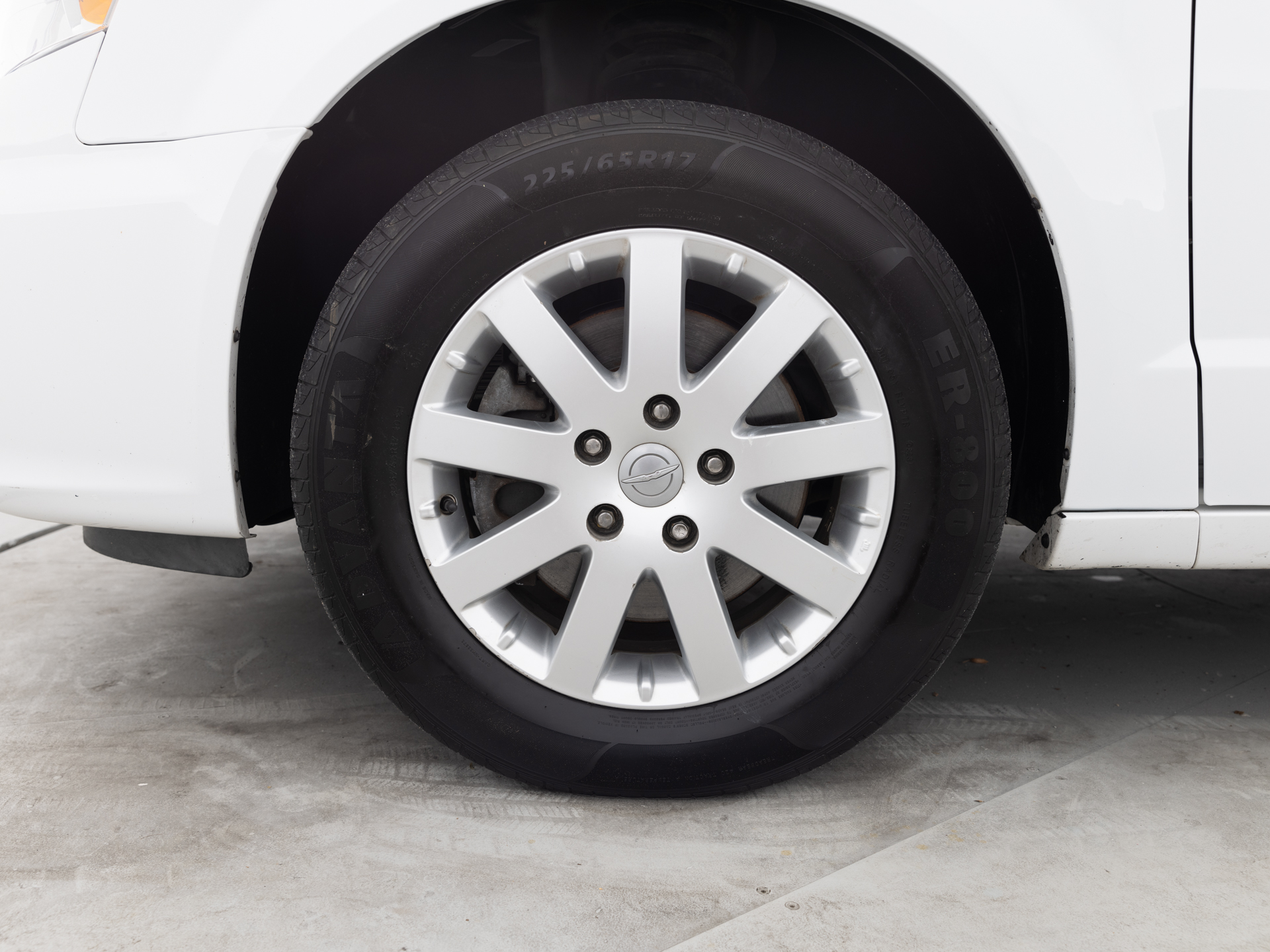 Used White Chyrsler Town & Country-9 for Sale