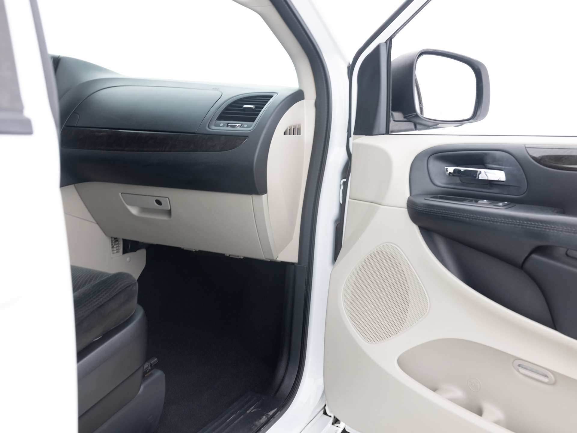 Used White Dodge Caravan SE-20 for Sale
