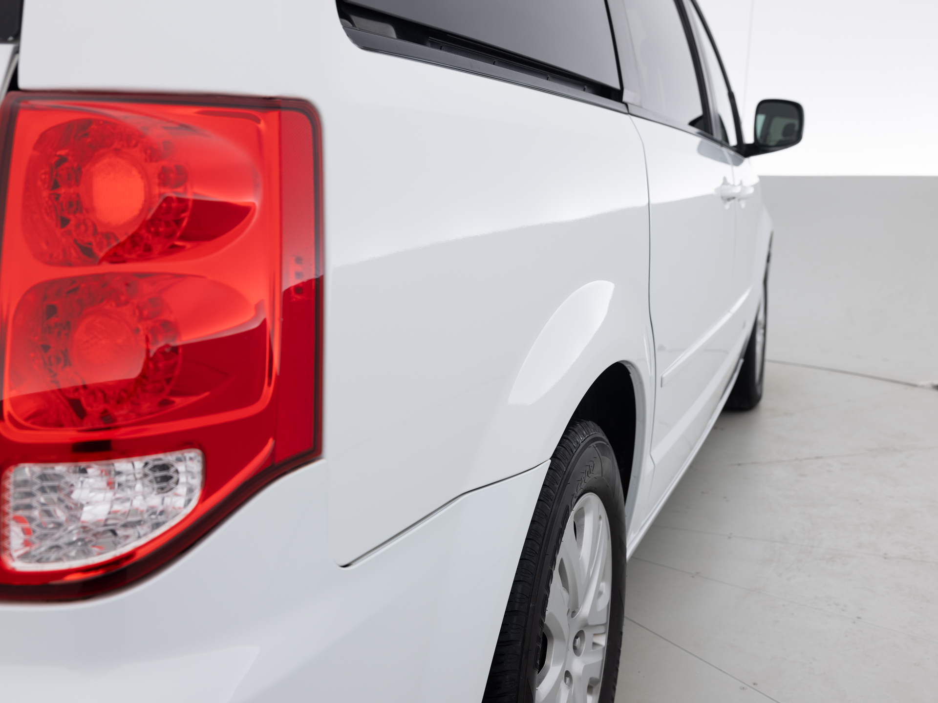 Used White Dodge Caravan SE-5 for Sale