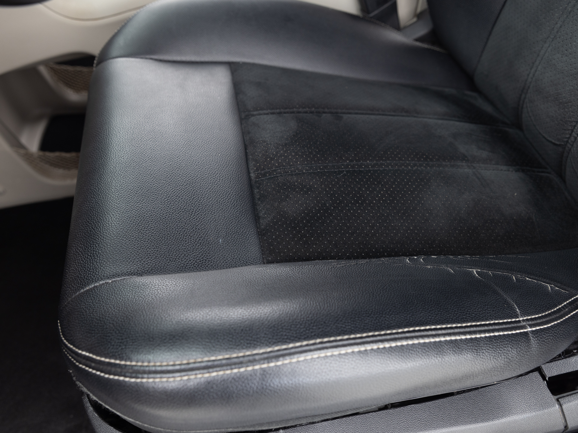 Used White Dodge Grand Caravan-13 for Sale
