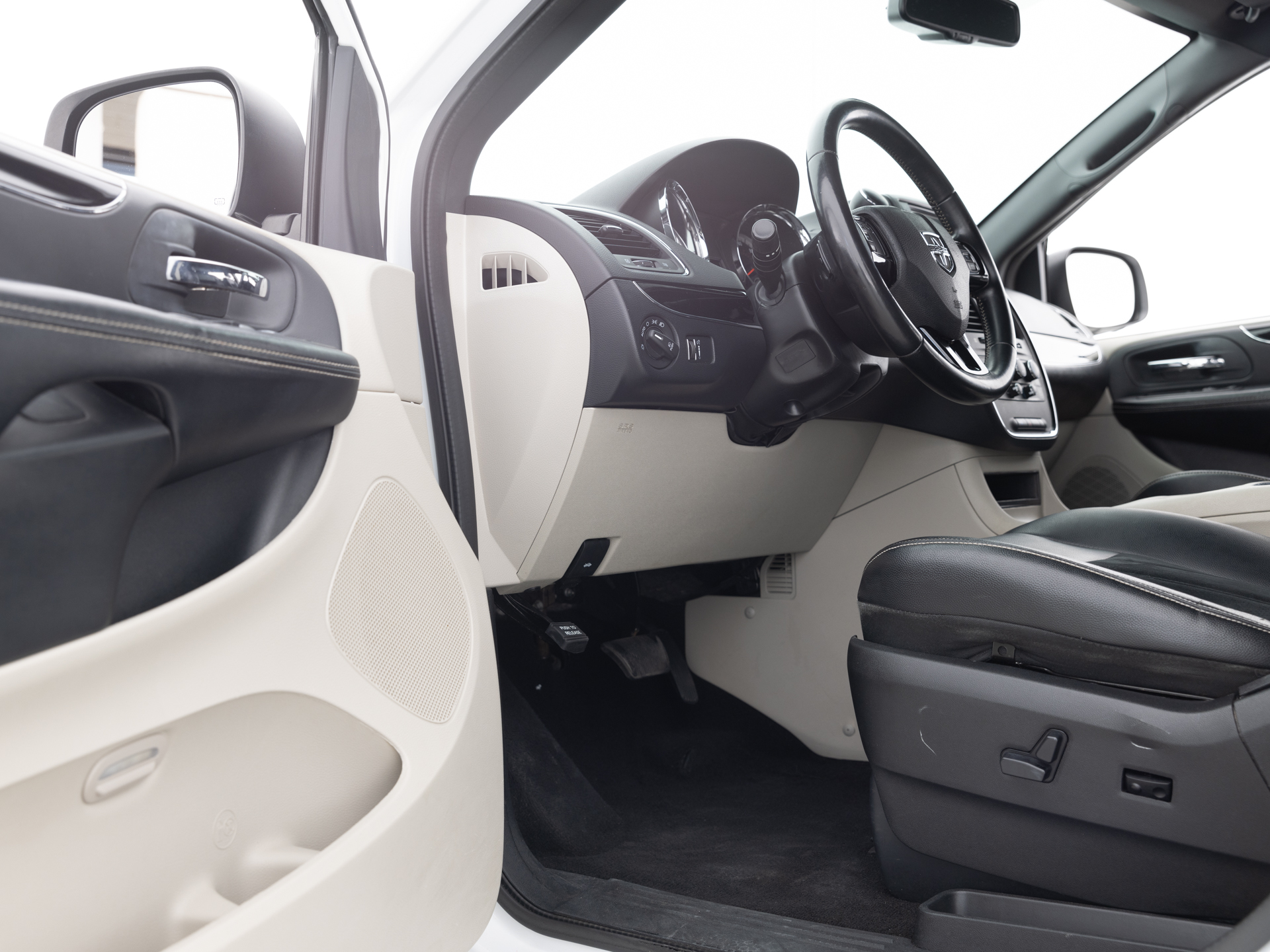 Used White Dodge Grand Caravan-16 for Sale