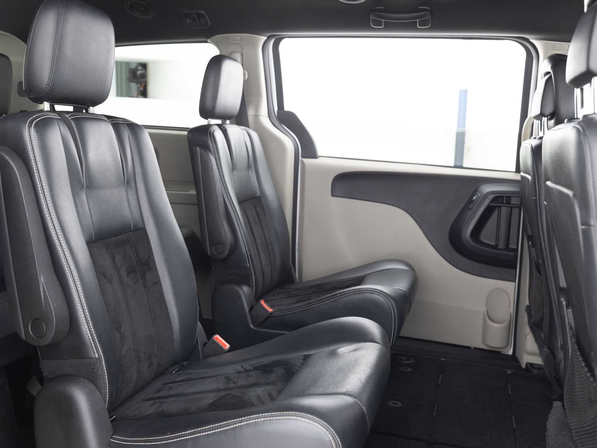Used White Dodge Grand Caravan-21 for Sale