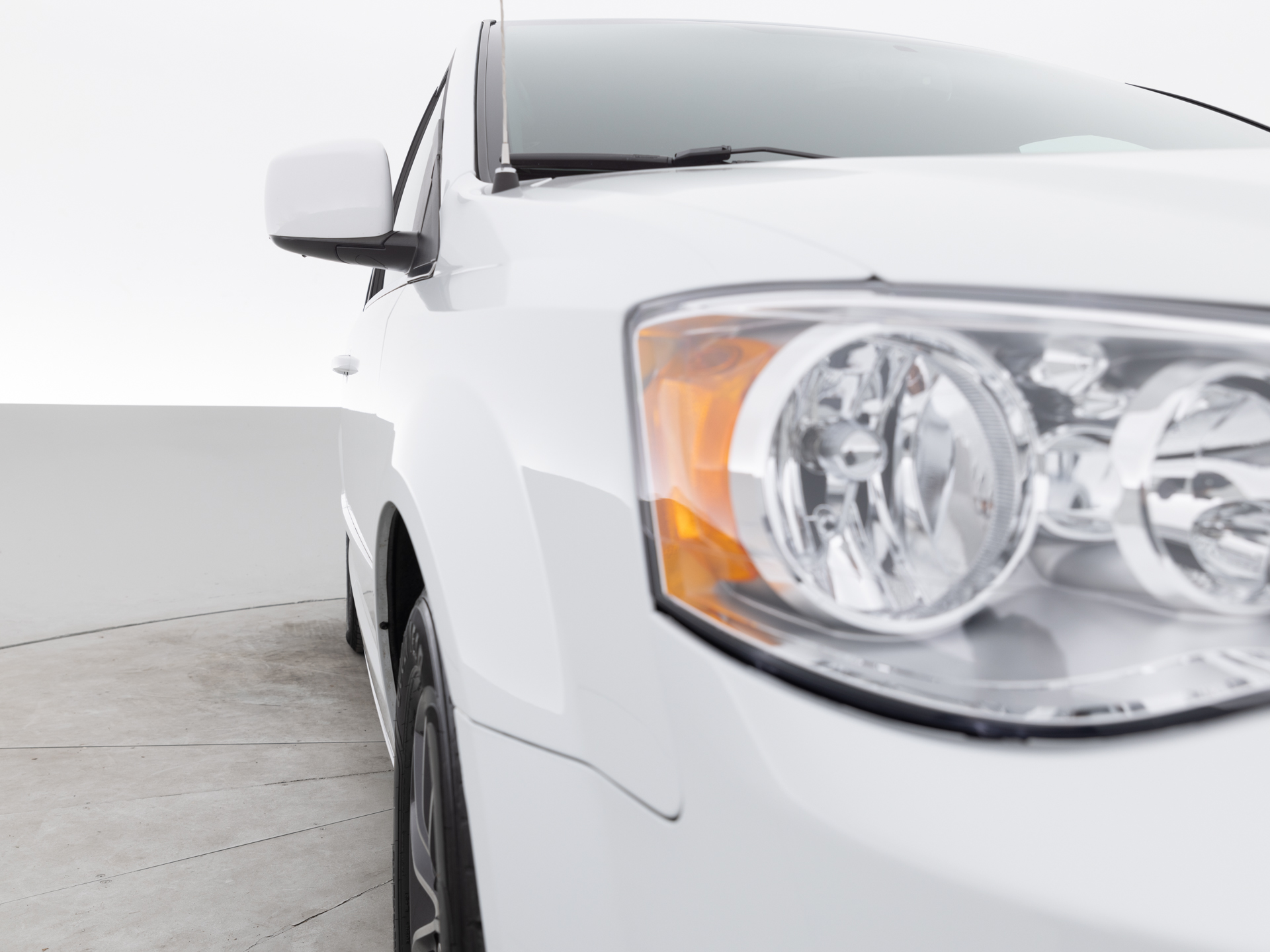 Used White Dodge Grand Caravan-4 for Sale