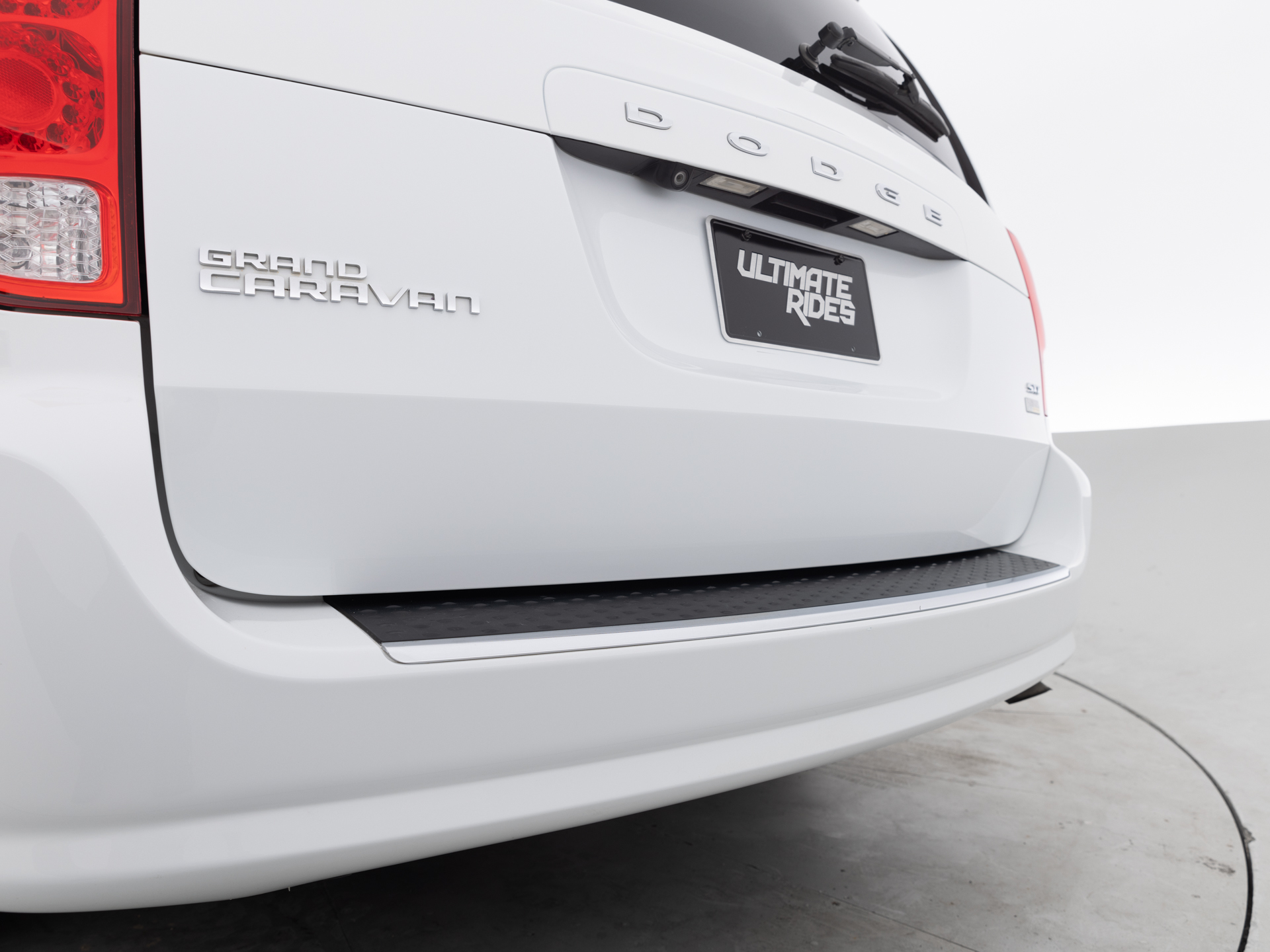 Used White Dodge Grand Caravan-7 for Sale