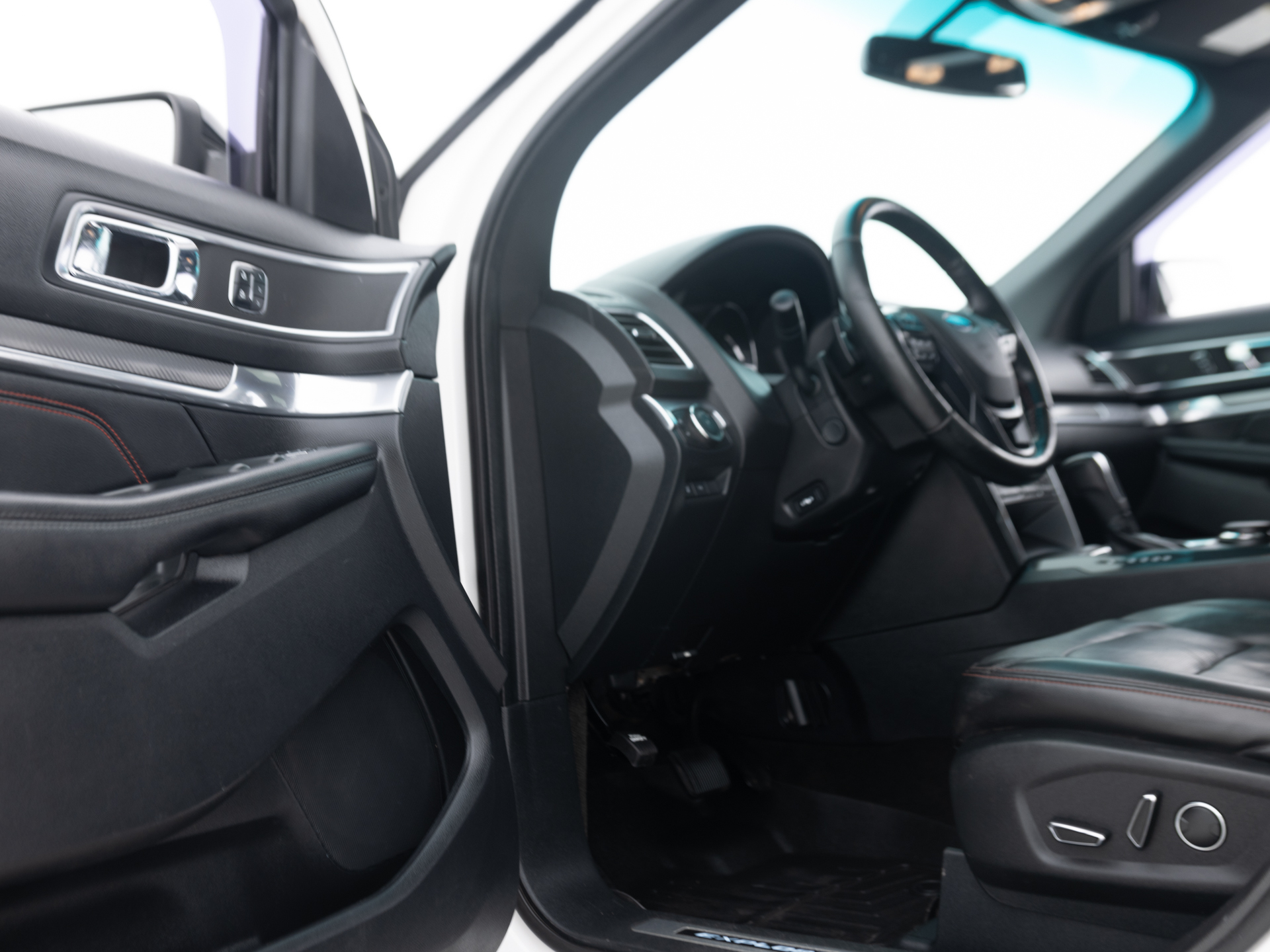Used White Ford Explorer-15 for Sale