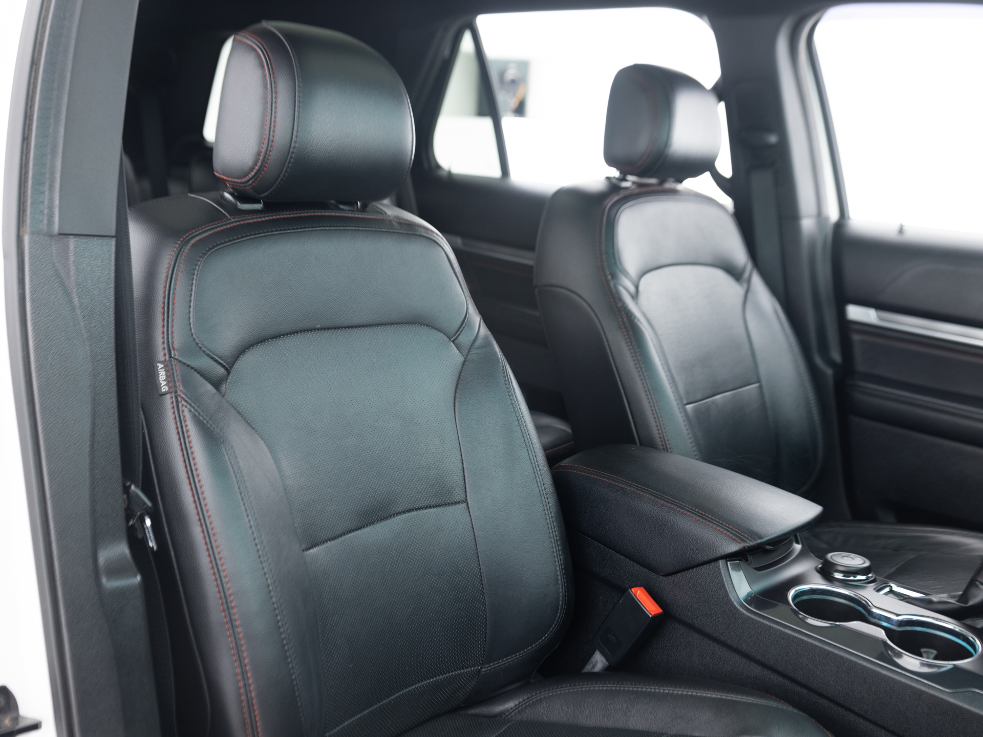 Used White Ford Explorer-18 for Sale