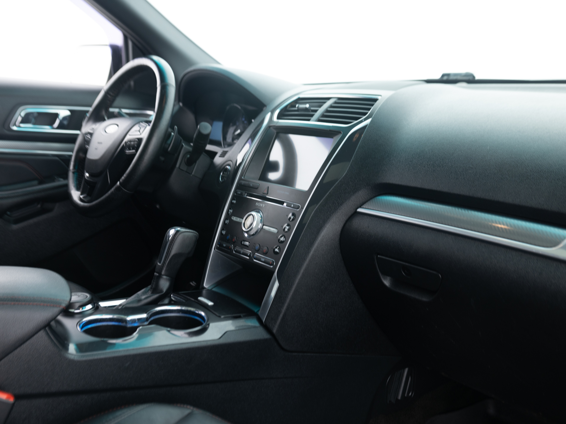 Used White Ford Explorer-19 for Sale