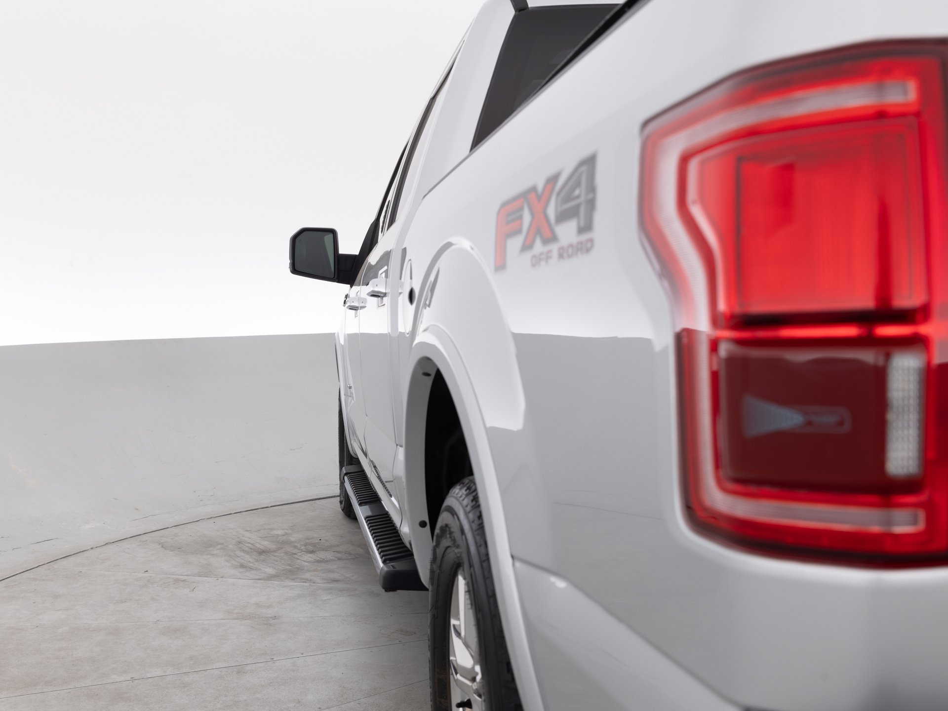 Used White Ford F150 Lariat-6 for Sale