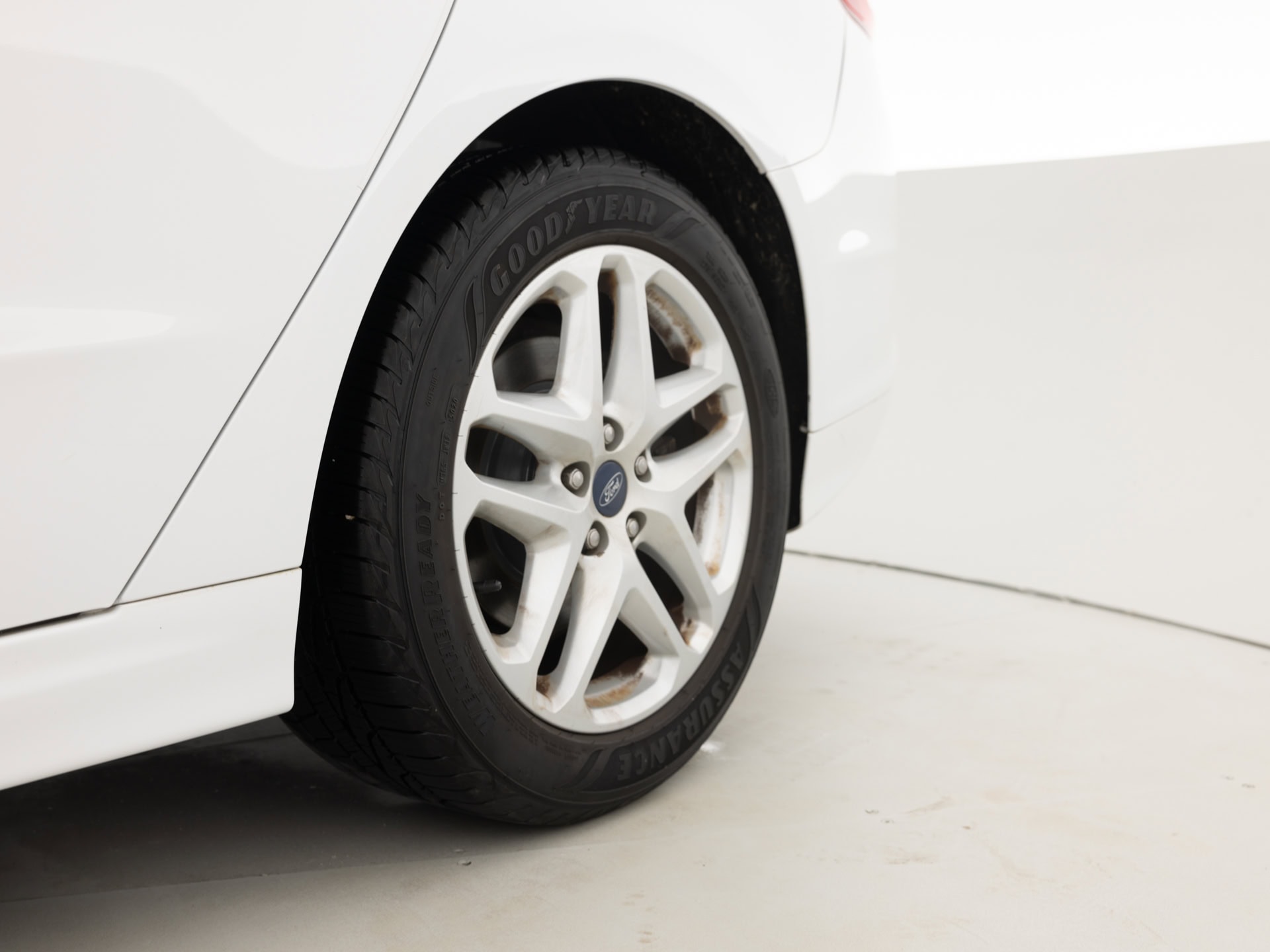 white ford fusion se 10