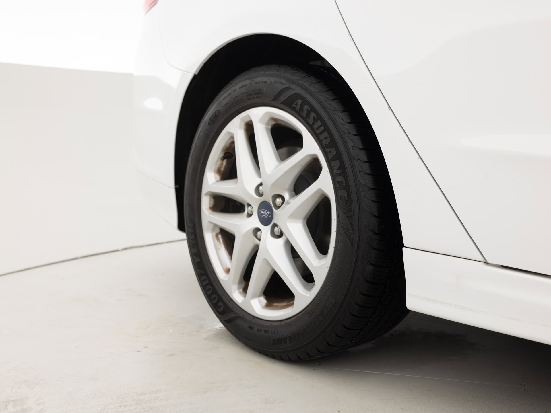 white ford fusion se 11