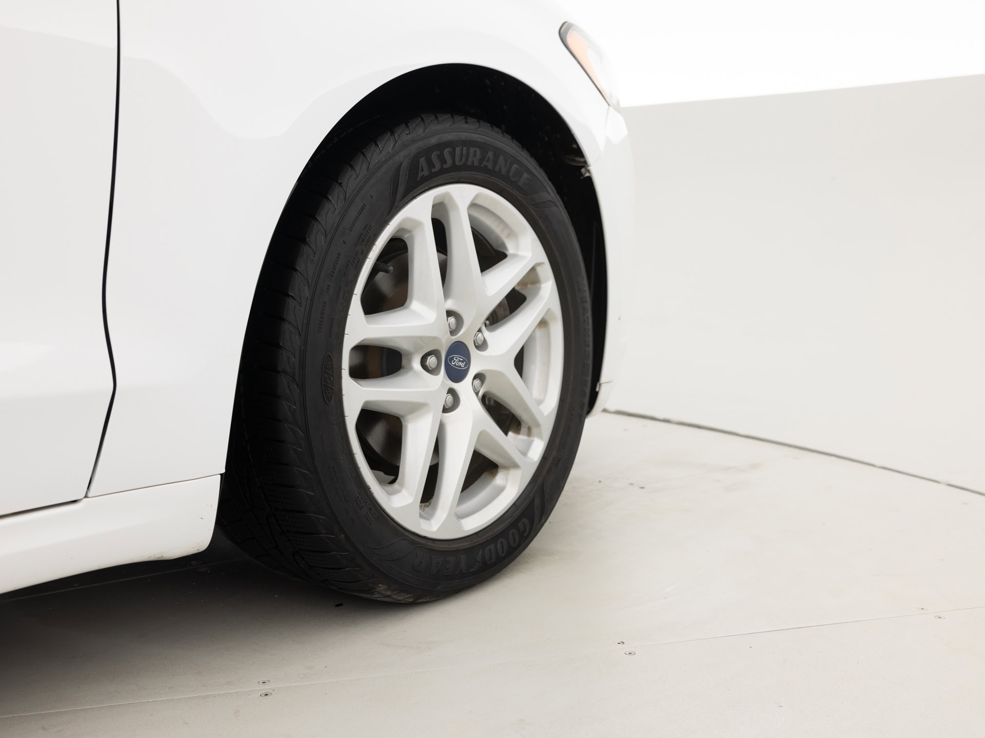 white ford fusion se 12