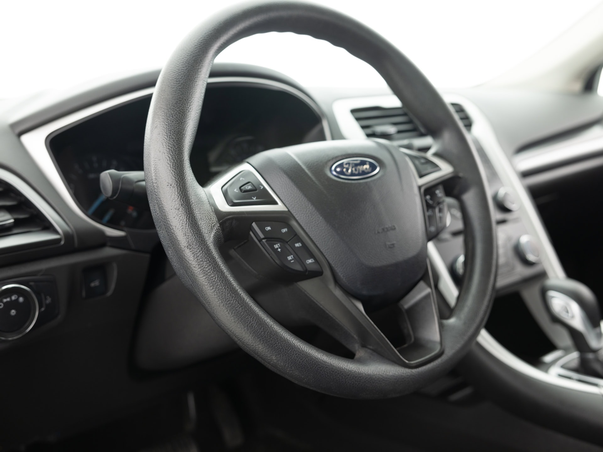 white ford fusion se 15