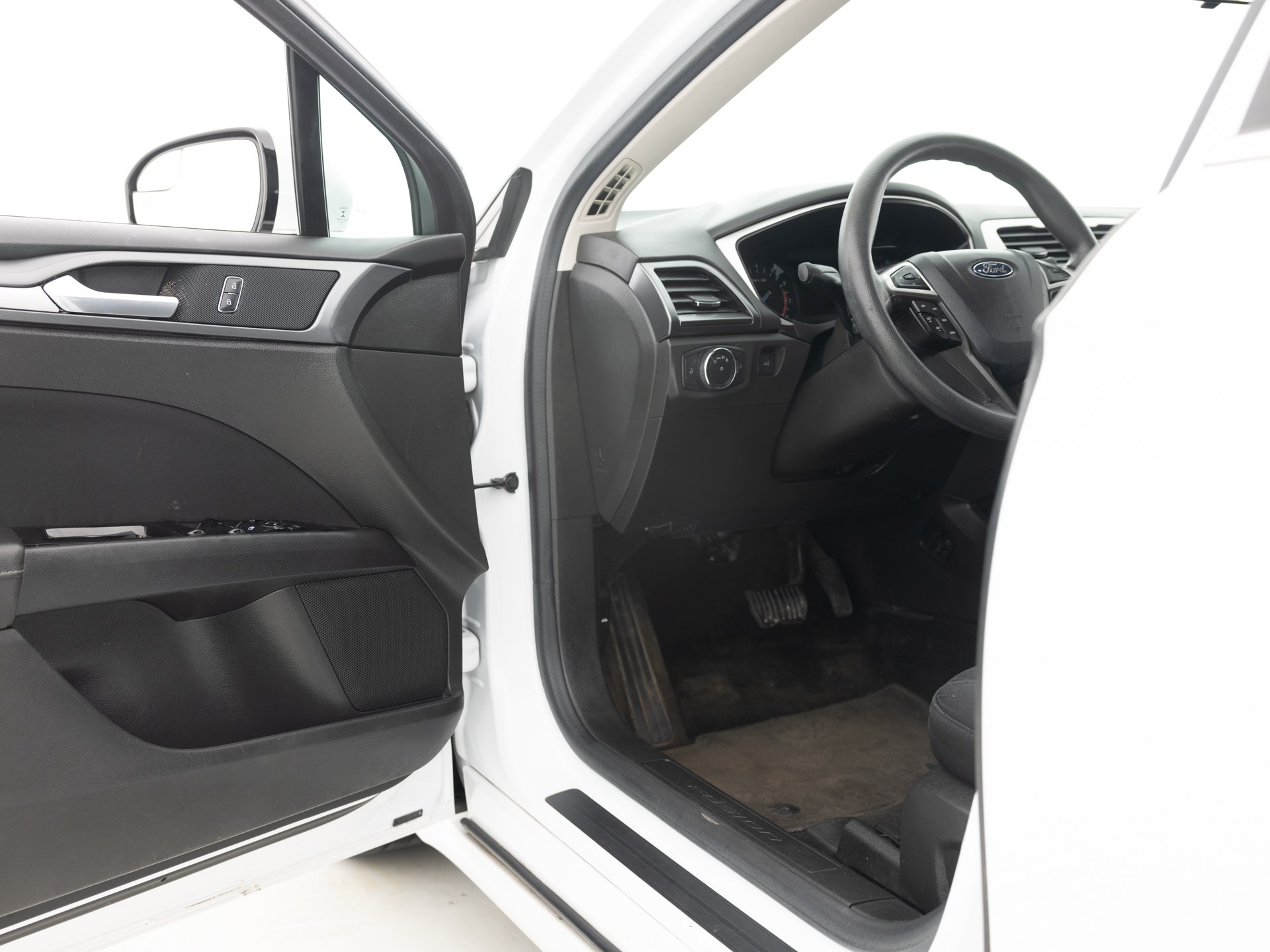 white ford fusion se 16