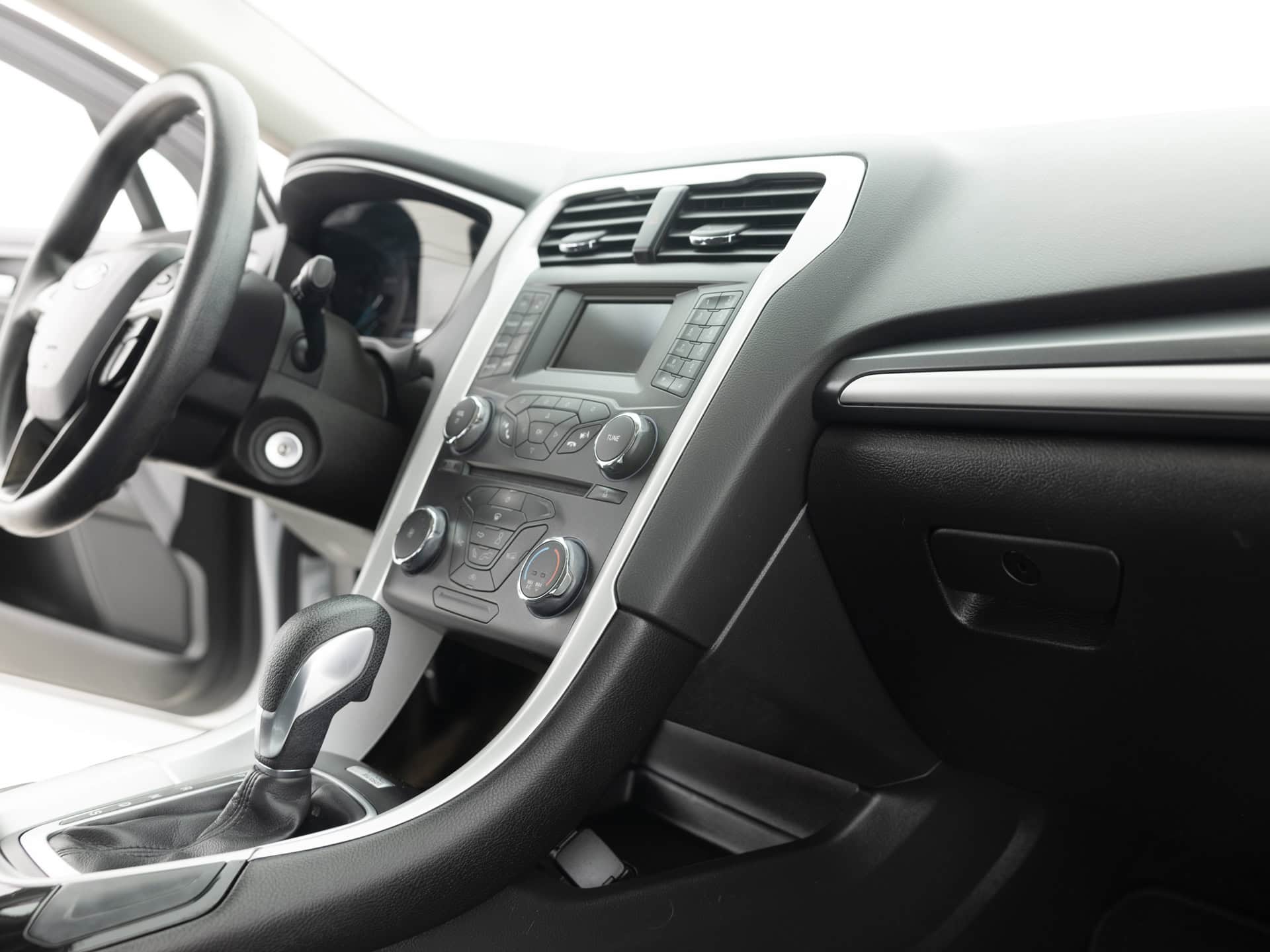 white ford fusion se 19