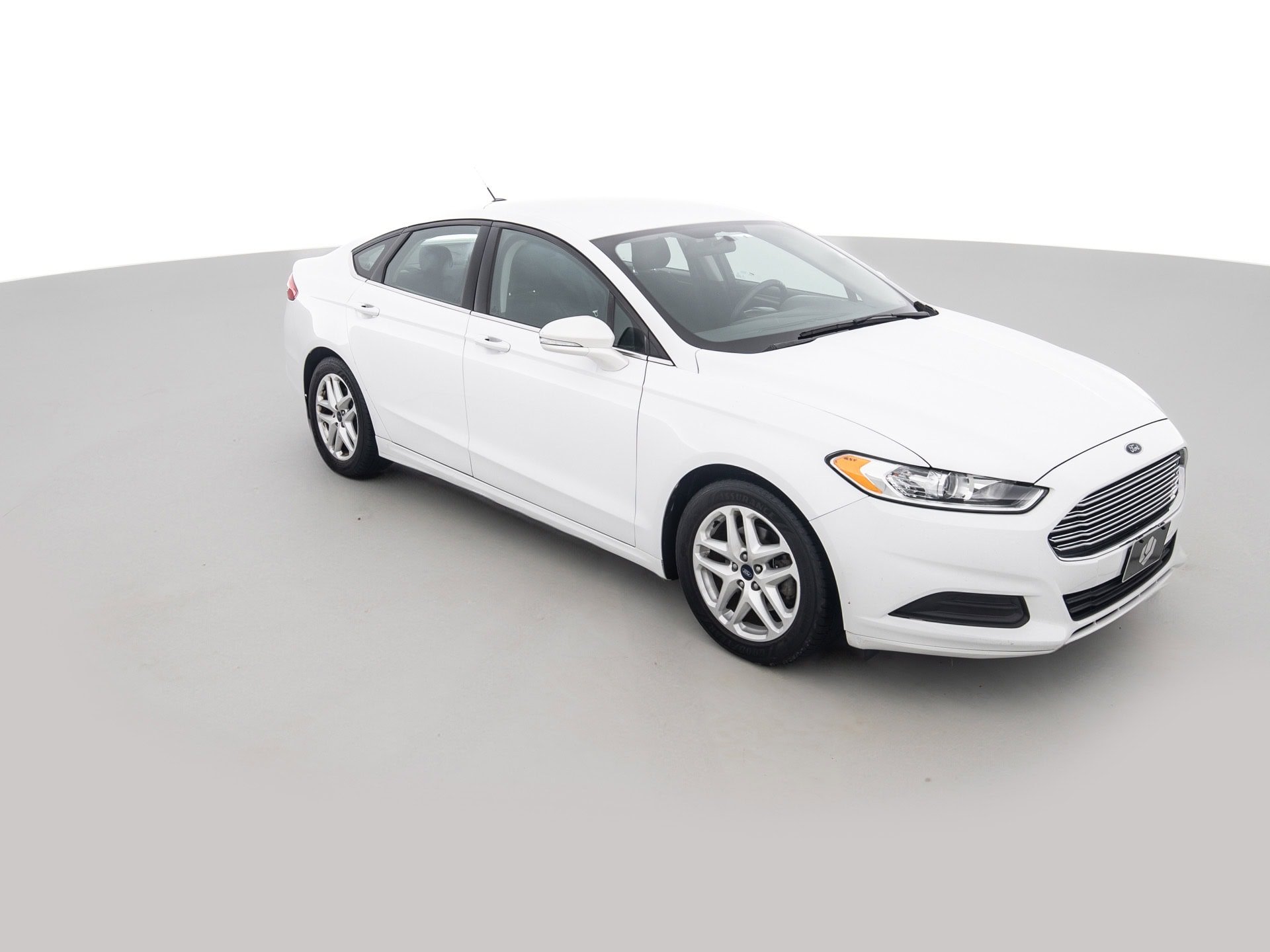 white ford fusion se 2