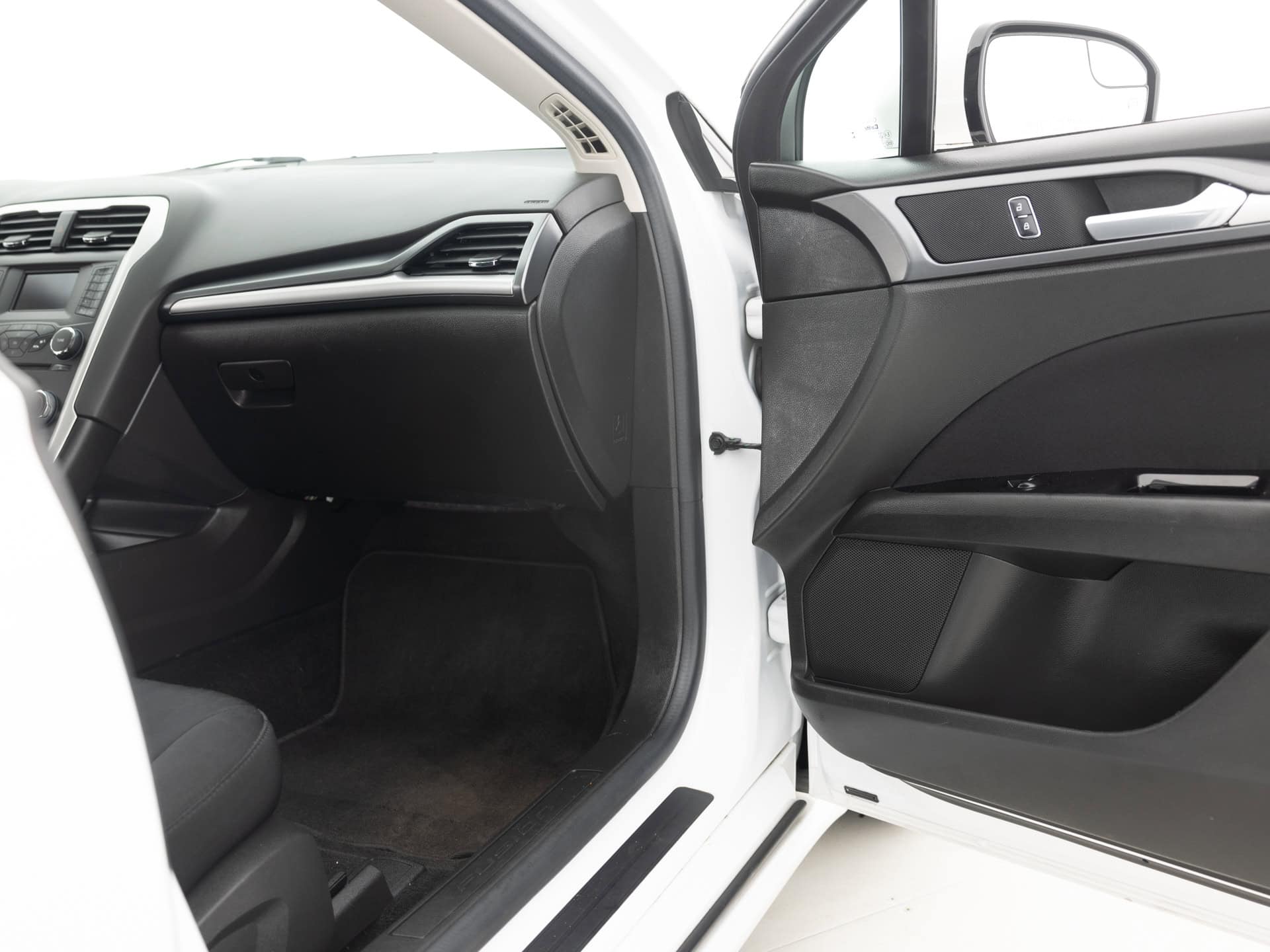 white ford fusion se 20