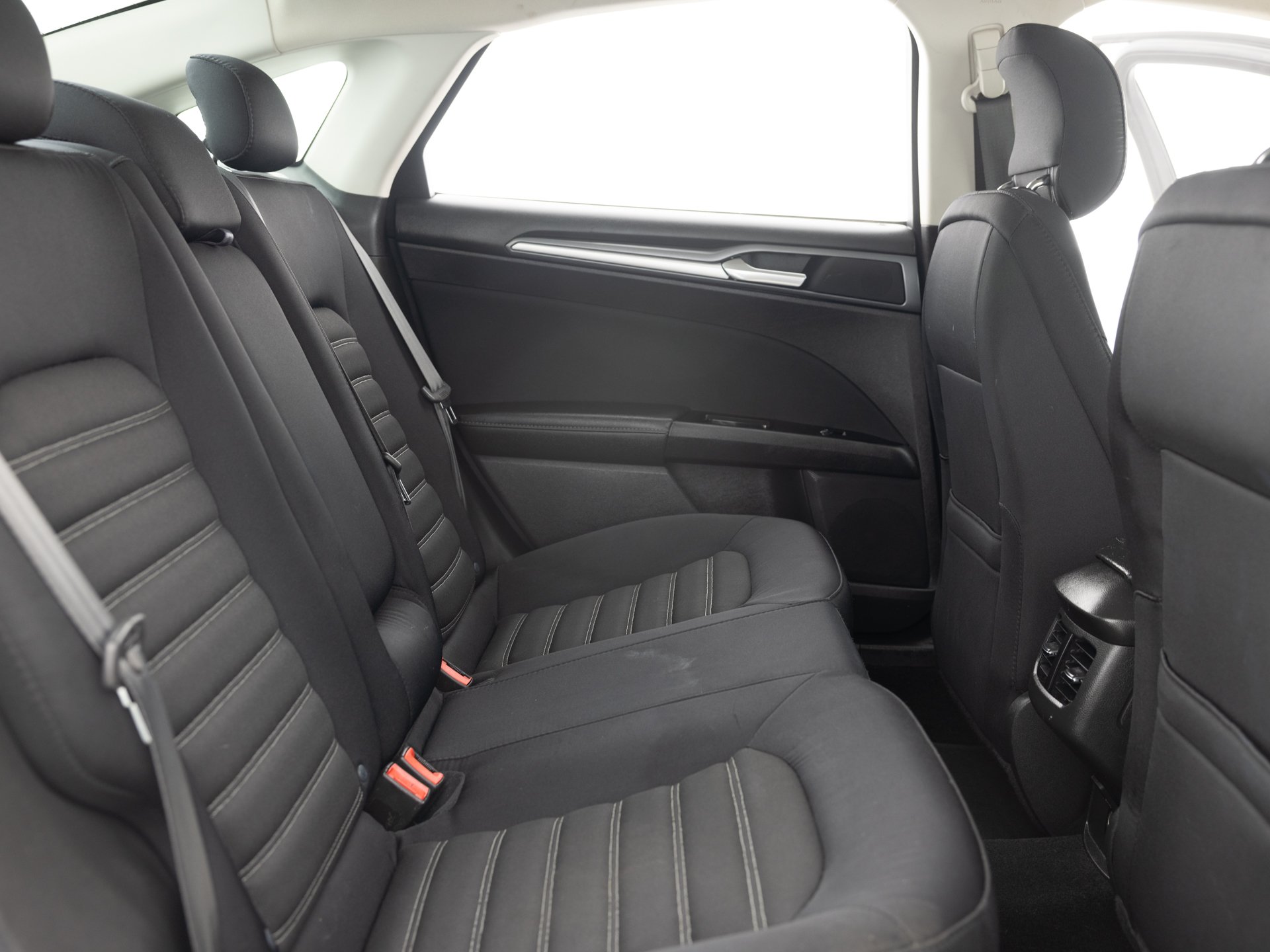 white ford fusion se 21