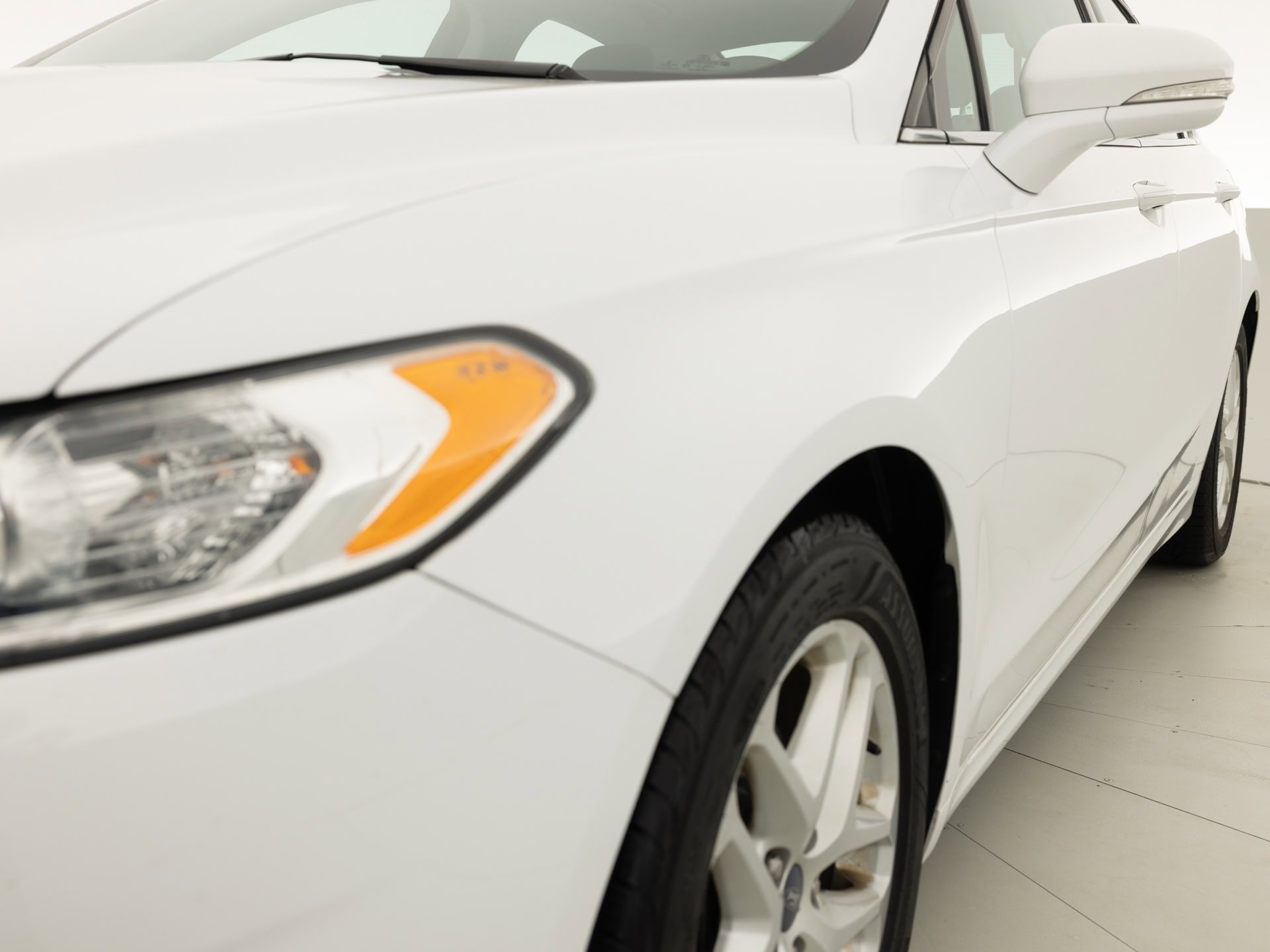 white ford fusion se 3