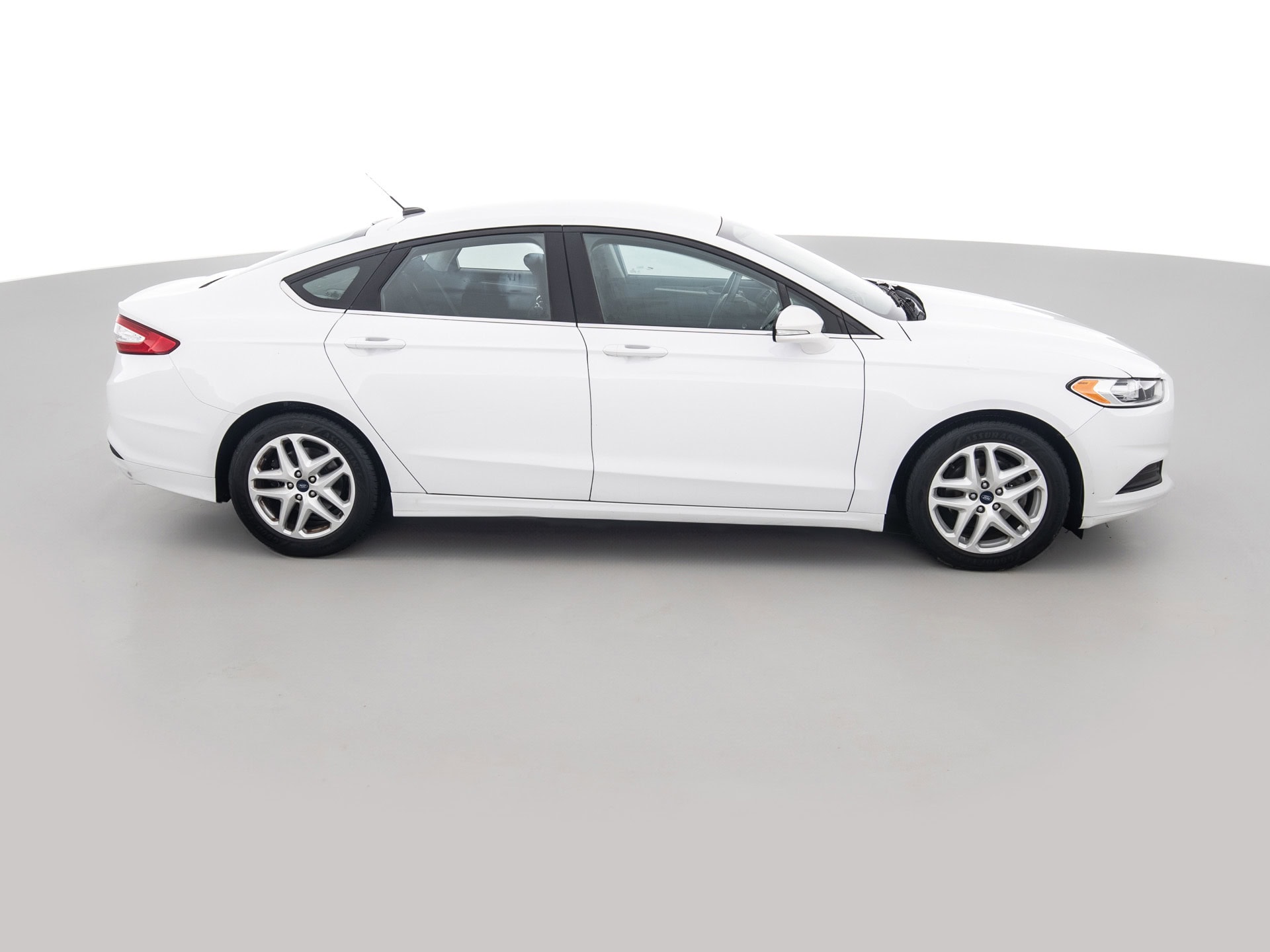 white ford fusion se 3