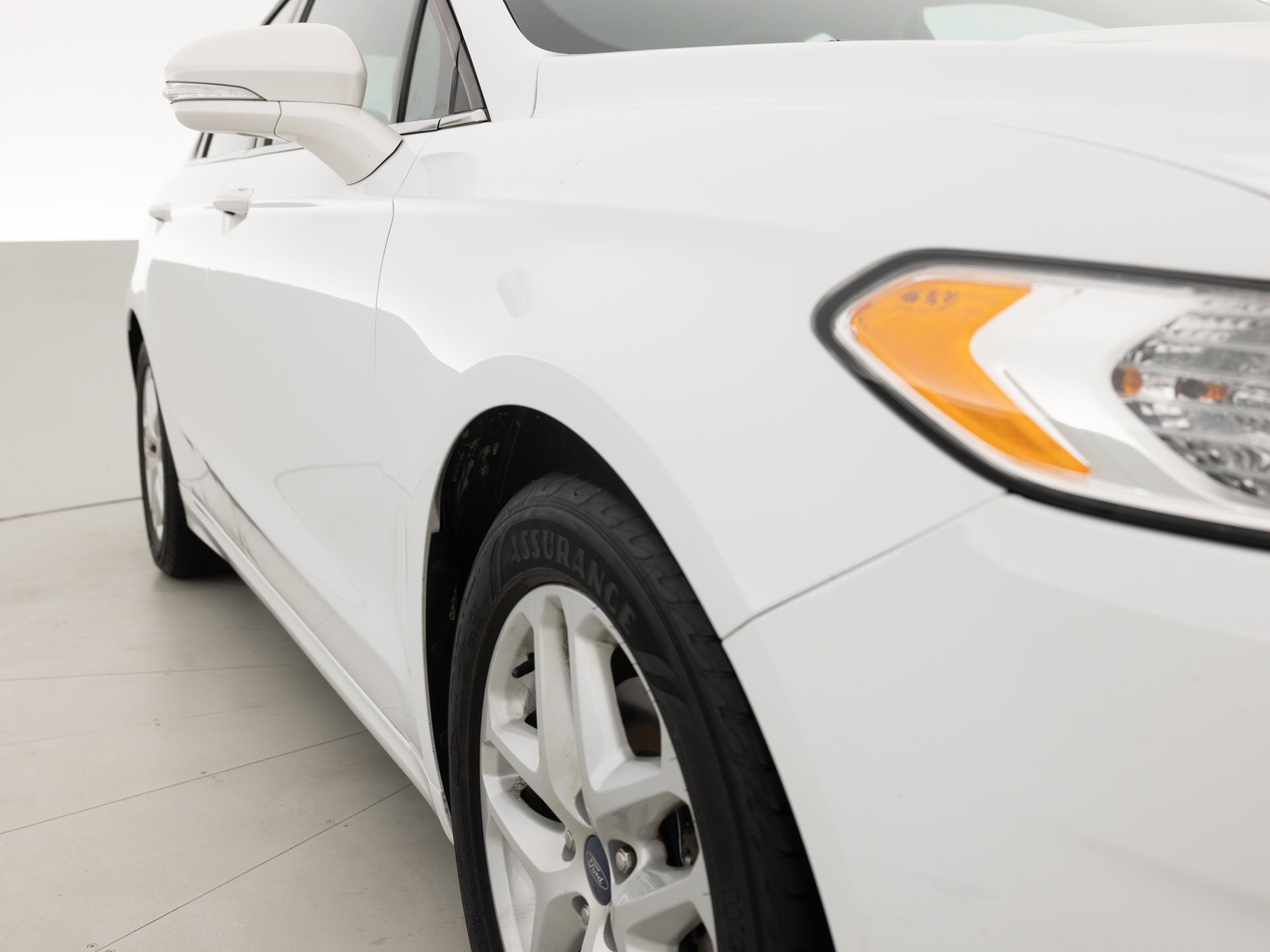 white ford fusion se 4
