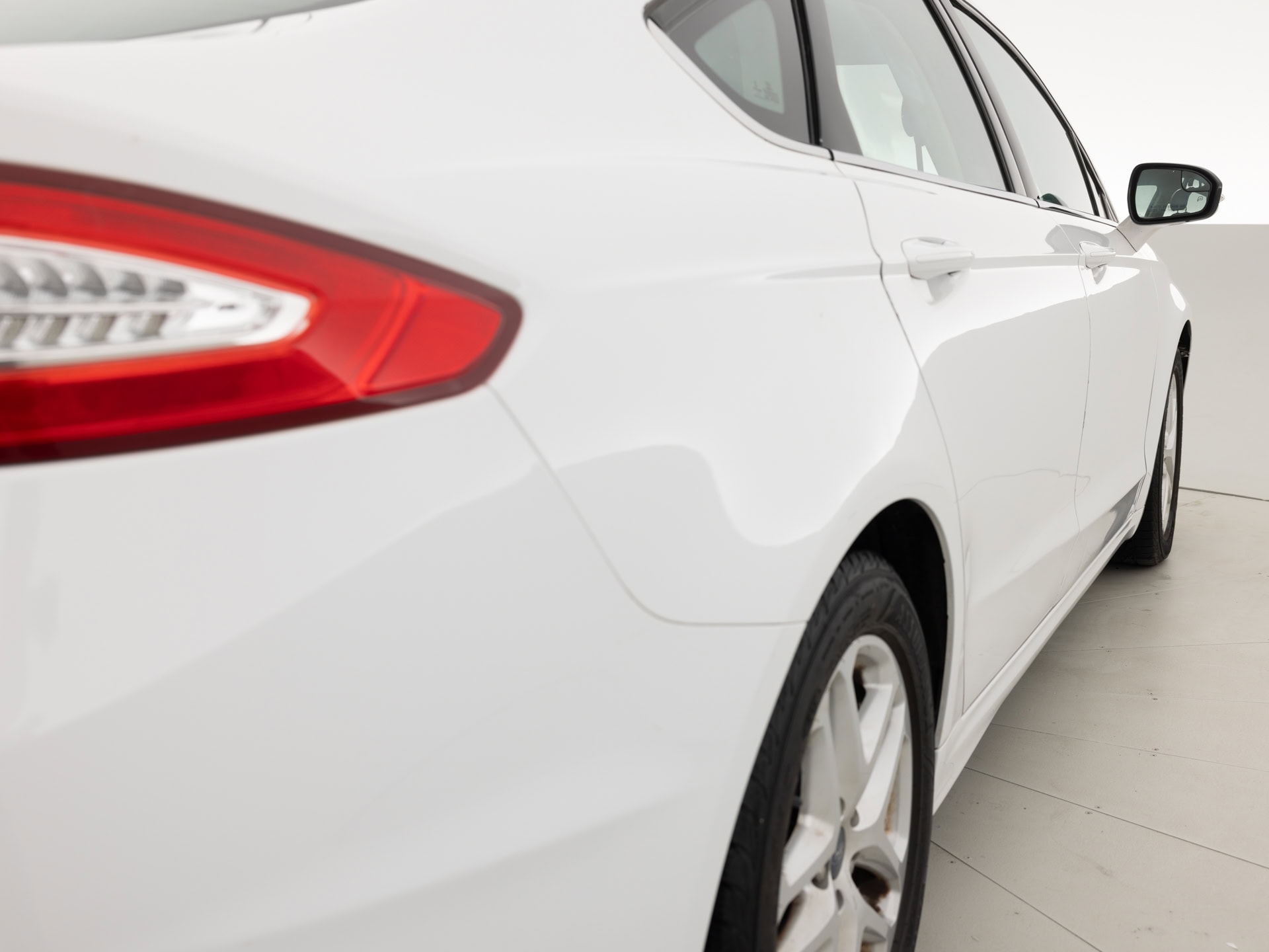 white ford fusion se 5