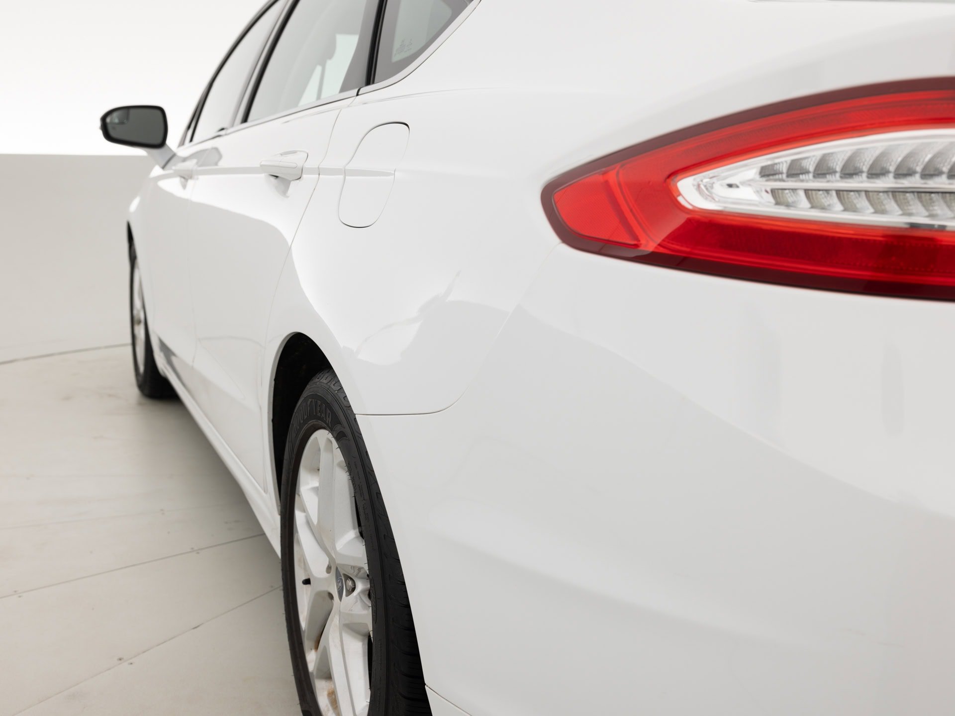 white ford fusion se 6